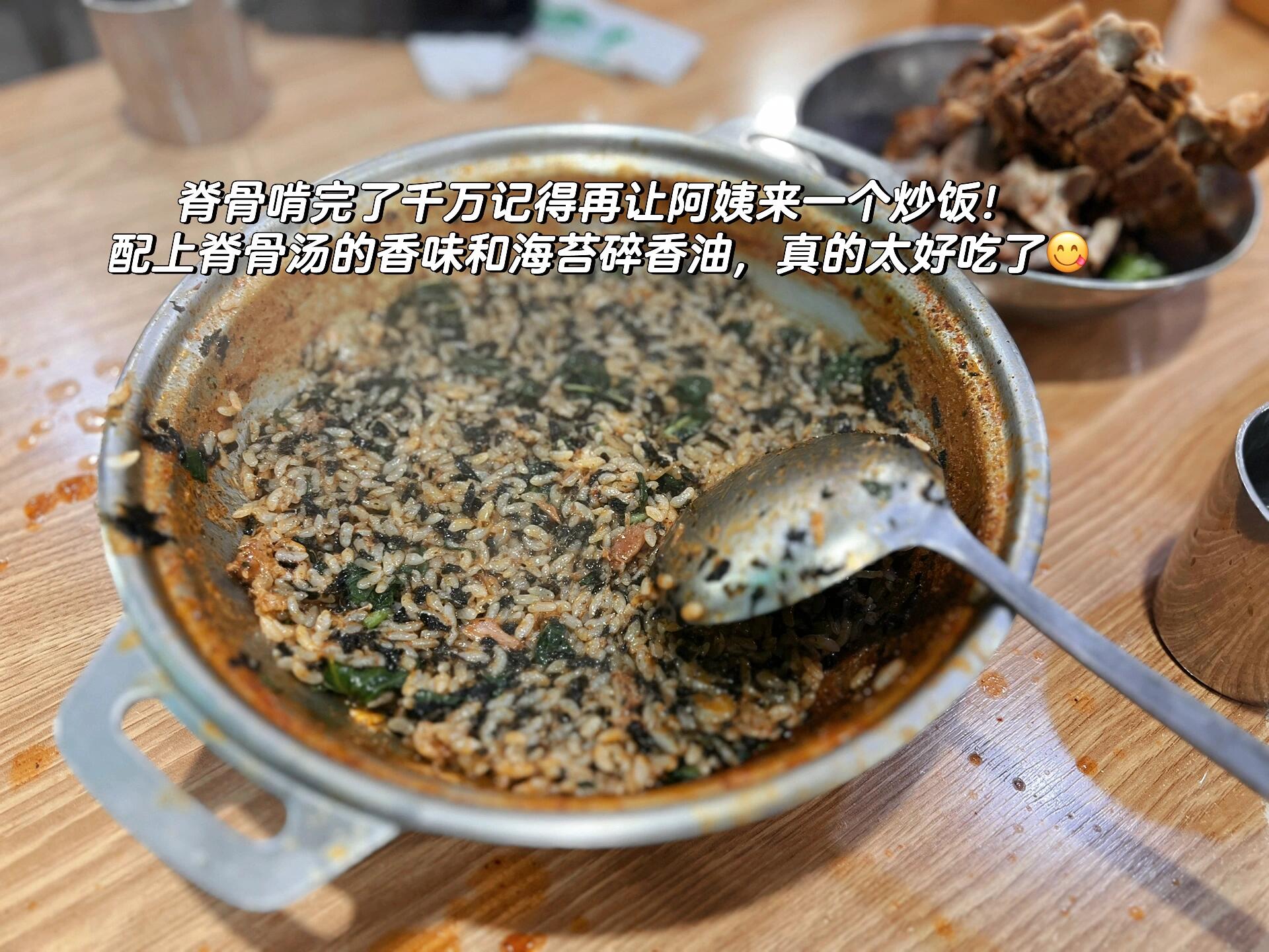 
                        ????首爾don’t lxxk up不排隊(duì)怎么拍都型！這次來首爾感覺最強(qiáng)烈的就是：遍地的咖啡烘焙店 和遍地的自拍店 首爾人真的很愛拍誒！難怪要顏值焦慮。除了一般的人生四格大頭貼之外，個(gè)人最推薦的就是這個(gè)超酷的Don’t Lxxk up! 在弘大/圣水洞/明洞附近都有很多店，地圖搜名字就可以看到。很多店都會(huì)需要排隊(duì)，我們是在圣水洞吃完土豆脊骨湯（傳說中很好吃的一家在p3, 很多韓國人蹦完迪回來這里吃夜宵, 湯喝完之后建議來個(gè)炒飯，真的很好吃！）正好發(fā)現(xiàn)了一家24小時(shí)營業(yè)的分店，就直接進(jìn)去拍了，真的很好拍！Step1 進(jìn)門先挑選一副超酷的凹造型墨鏡Step2 挑選你想要拍的房間顏色，一般都是紅藍(lán)黑三個(gè)底色Step3 在房間門口的機(jī)器上設(shè)定，選擇要拍的樣式/鏡頭景深/是否需要QR Code 保存電子版等等，然后付款就可以啦（visa 和1000面額現(xiàn)金）Step4 付完款之后，房間門會(huì)解鎖，你需要在20s內(nèi)進(jìn)入房間standby,確認(rèn)好之后攝像機(jī)會(huì)打開，進(jìn)入第一張拍攝倒計(jì)時(shí)Step5 啦咔咔咔咔一頓狂拍，一共8張每張間隔10s,所以一定要提前想好造型哦Step6 拍好之后出門，選擇你最喜歡的4張，打印即可整體來說還是超級(jí)出片的，隨便拍都很酷#首爾 #dontlookup #人生四格 #圣水 #十一假期 #韓國大頭貼 #國慶去哪兒