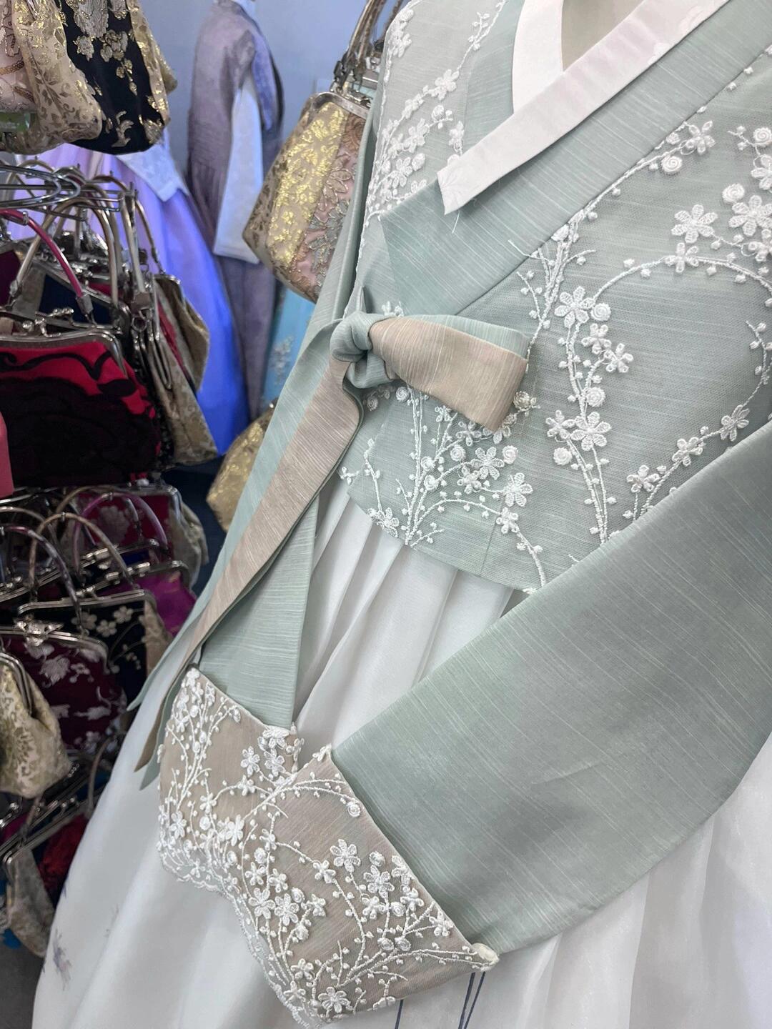 
                        景福宮????YES韓服穿搭分享大家好～這里是Yes韓服^^今天要給大家介紹的是剛剛上新的韓服新品哦～因?yàn)閷?shí)在太好看了，迫不及待想給大家看，所以下班后立刻拍了照片??裙子下方有小野花圖案??～印花設(shè)計(jì)讓人感覺清純纖細(xì)。整體顏色偏亮，不挑人，誰穿都好看～上衣可以搭配同系列的藍(lán)色，或者輕薄材質(zhì)的白色或淺粉色，給人稚嫩的感覺。尺寸有正常長度和偏短一些的長度～歡迎大家隨時(shí)來Yes韓服，體驗(yàn)更美的韓服~！營業(yè)時(shí)間：9:00～18:30（3月～11月）????YES韓服的特色????1??店內(nèi)所有韓服都是兩位店長小姐姐親手制作的哦～??沒有一件是買入的，每一件都承載了小姐姐們滿滿的心意^_^2??店內(nèi)環(huán)境超級(jí)干凈～！??店長小姐姐們每天都會(huì)清洗和保養(yǎng)客人們穿過的衣服和飾品～??3??店內(nèi)支持中文、英文、韓文和日文服務(wù)～??4??最重要的一點(diǎn)～！??我們店的店長小姐姐們超級(jí)溫柔親切～有任何問題都可以隨時(shí)和她們溝通哦～????體驗(yàn)小tip????1??景福宮每周二閉館，想要光臨的朋友們最好避開周二。每天下午5點(diǎn)之后禁止入場(chǎng)~2??韓服種類：女生韓服價(jià)格有所調(diào)整??（有優(yōu)惠哦～！）? 從2023年3月末起沒有傳統(tǒng)韓服了呢！！? 高檔韓服2小時(shí)/25000-35000韓元不等（150～210元）? 王后款式2小時(shí)/35000韓元（210元）**女生的價(jià)格包含內(nèi)襯裙、發(fā)飾、包包，之前額外收費(fèi)的項(xiàng)目現(xiàn)在全部包含在內(nèi)了，所以比之前的價(jià)格更優(yōu)惠哦！**男生的衣服種類很多，根據(jù)不同的衣服種類，分為1.7萬韓元～3萬韓元（100-150元）兩個(gè)小時(shí)。3?我們店提供免費(fèi)的盤發(fā)服務(wù)，小姐姐們可以提前找一些喜歡的發(fā)型，到時(shí)候給店里的職員看哦～可以完成的發(fā)型都會(huì)幫小姐姐們盤好的呢！but~?? 店里不提供化妝服務(wù)和拍攝服務(wù)哦～^_^4??本店還提供韓服坡跟鞋和其他飾品供大家選擇，價(jià)格在3000-5000韓元不等～5??我們店的時(shí)間是按照2小時(shí)為基礎(chǔ)（預(yù)約的話免費(fèi)贈(zèng)送1小時(shí)的體驗(yàn)時(shí)間）～如果朋友們沒有在規(guī)定時(shí)間里歸還韓服，超時(shí)費(fèi)用是按照基本單位兩個(gè)小時(shí)計(jì)算，補(bǔ)款5000韓元（30元）就可以啦^_^#景福宮 #韓服 #韓服體驗(yàn) #韓國旅行 #韓服穿搭 #韓國文化