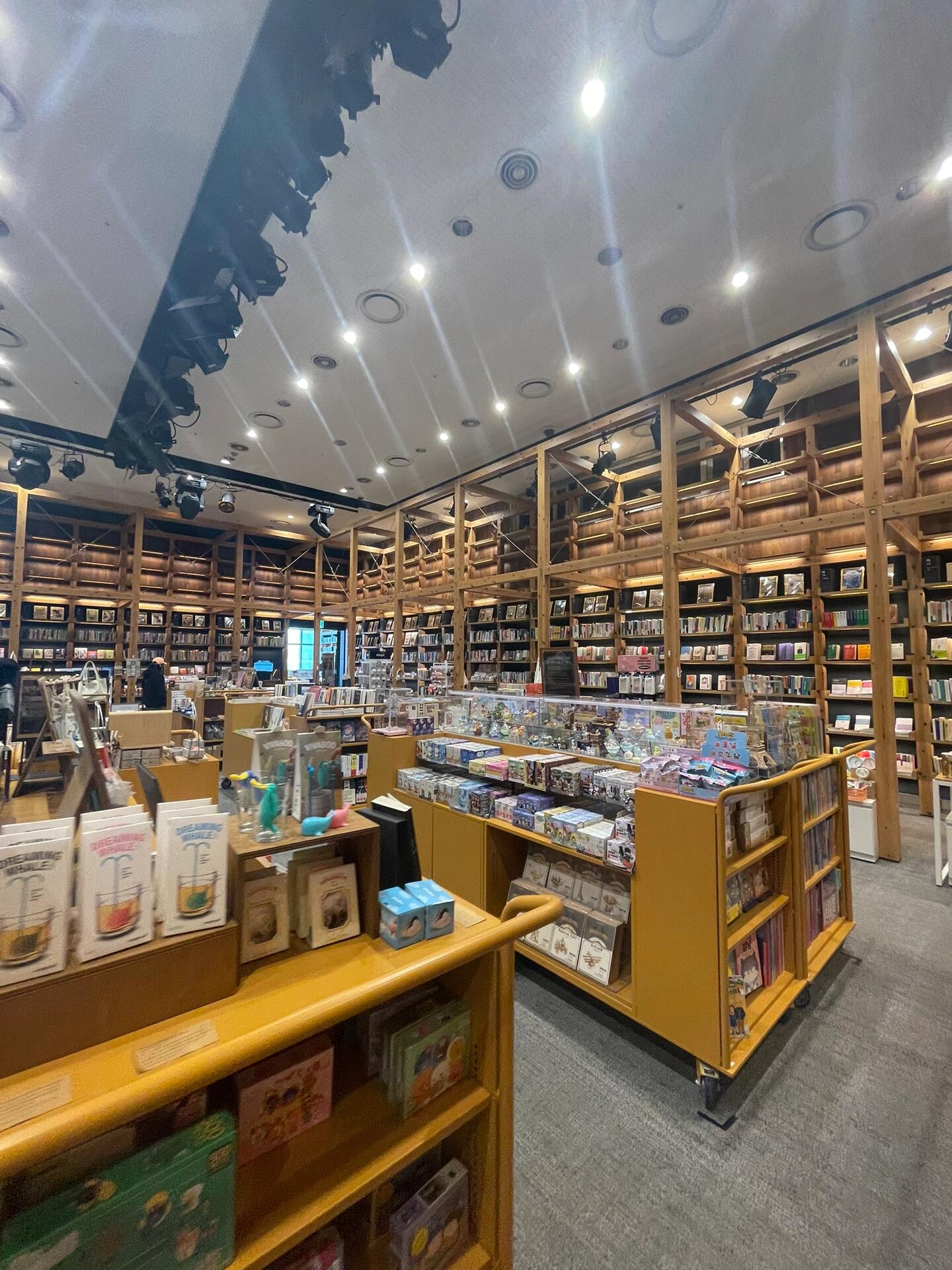 
                        ????首爾新村必打卡的頂樓概念書店?????????在韓的小伙伴們，還有誰沒去過這家書店？?風(fēng)景真的絕美?????書店整體采用原木風(fēng)設(shè)計(jì)?讓人感覺非常舒心放松?里面有座位可以坐?可以學(xué)習(xí)或者讀書都很不錯(cuò)?書店里的書種類繁多?除此之外還有筆、包包、貼紙、好看的餐具等等…?看書學(xué)習(xí)累了可以出去點(diǎn)一杯咖啡或者甜點(diǎn)?邊俯瞰首爾的風(fēng)景，邊和朋友們一起閑聊?真的超級(jí)快樂！！！！?店名：???? ???/ARC N BOOK?地址：?? ???? ??? 13 ?? ???? 12F?12樓，在新村地鐵站2號(hào)口出#韓國 #韓國留學(xué) #韓國留學(xué) #書店 #學(xué)習(xí)打卡 #學(xué)習(xí) #學(xué)習(xí)日常 #咖啡 #COTD咖啡探店 #韓國探店 #韓國探店 #韓國首爾探店 #韓國探店咖啡廳 #韓國咖啡廳探店 #韓國咖啡廳 #韓國咖啡廳[話題]# #韓國網(wǎng)紅咖啡廳 #韓國打卡 #韓國打卡 #韓國 #首爾新村 #新村網(wǎng)紅店 #首爾新村探店 #韓國首爾新村 #韓國首爾新村站 #首爾新村站 #首爾新村[話題]# #咖啡店 #韓國咖啡店 #韓國書店 #韓國書店推薦 #韓國拍照 #韓國拍照打卡店 #韓國文創(chuàng)店 #韓國文具店 #文具店 #文具店推薦 #韓國推薦 #韓國網(wǎng)紅店推薦 #網(wǎng)紅店 #首爾 #韓國首爾 #新村 #新村站