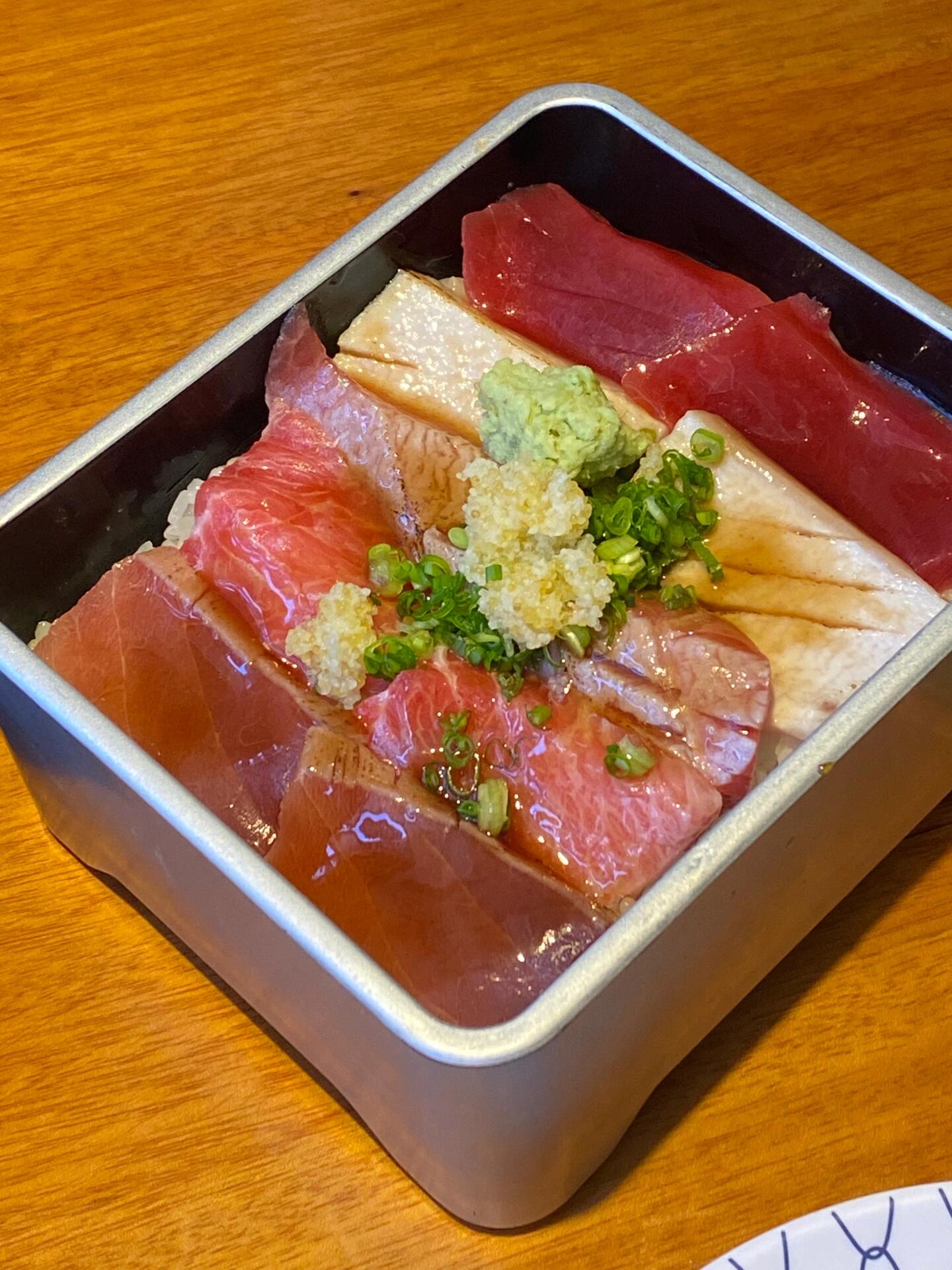 
                        ????大邱探店｜海鮮蓋飯愛好者必打卡的地方~??地址：?? ?? ?????443? 9 1?地鐵2號線????? 4??號出口走200m就到啦??營業(yè)時(shí)間：11:30～20:30每周二店休（14:30-17:30休息時(shí)間）??店內(nèi)的生鮮口感柔軟且不油膩，推薦給想吃海鮮蓋飯的小伙伴們，不要錯(cuò)過哦～！??#韓國大邱 #大邱美食 #韓國留學(xué) #海鮮蓋飯 #韓國探店
