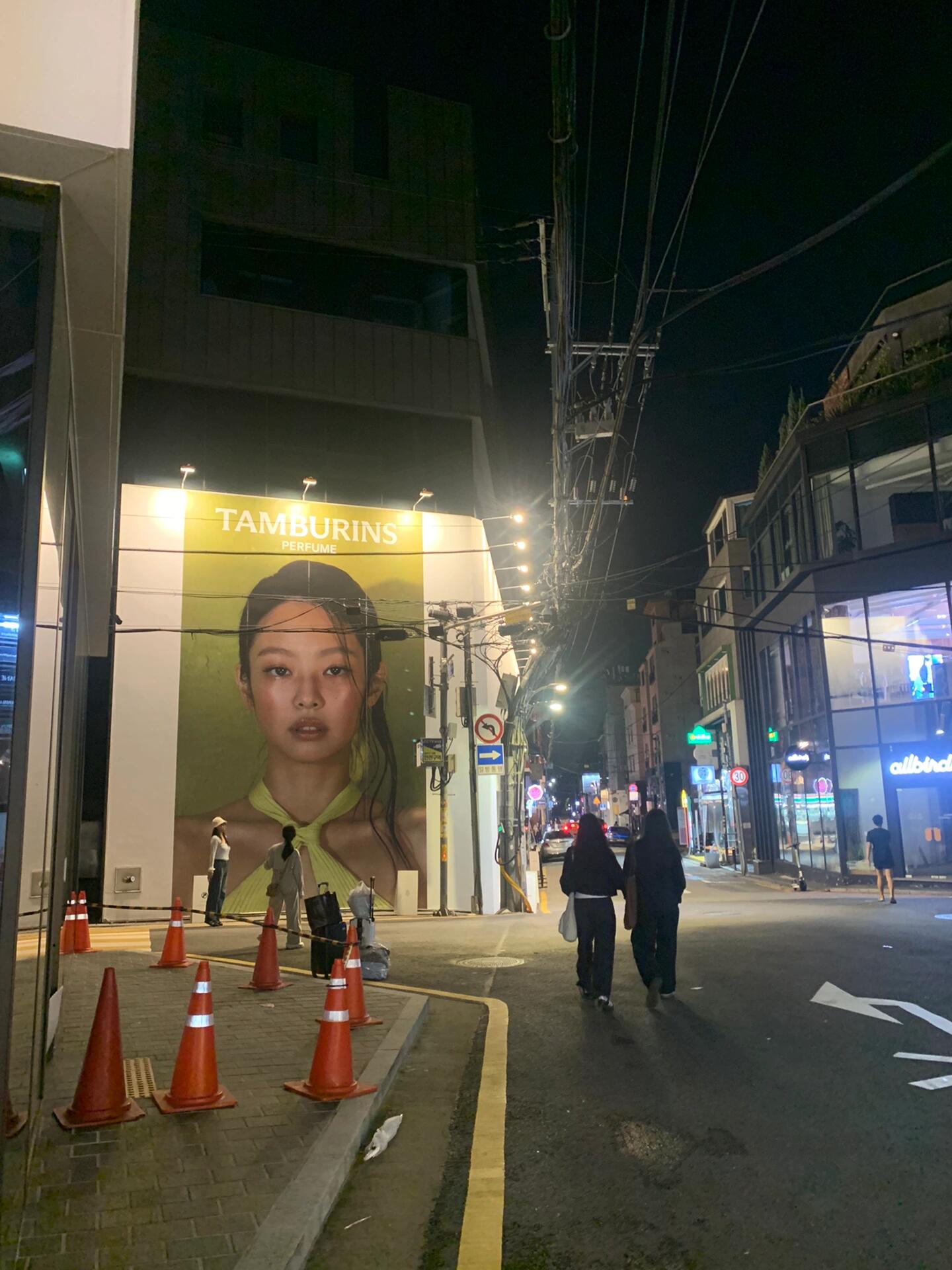
                        【????首爾旅行第5天】圣水狎鷗亭新沙洞江南1. 今天的目的地是江南，也是最輕松的一天啦！首爾林、圣水、狎鷗亭林蔭路、羅德奧、清潭洞、新沙洞，這些地方都在一起。店鋪比較分散，人最多最好逛的還是圣水那邊，有一條街人最多店最集中。不過總體來說，街道上還是比較冷清，人不多。2. 今天主要是探店拍拍拍，主打一個(gè)“逛過就是買過”??。不愧是富人區(qū)，東西確實(shí)貴，隨便進(jìn)一家店都是大幾百，但店鋪確實(shí)高級又精致。3. 本來想去Stussy的，但排隊(duì)的人太多又太慢，就放棄了。4. 晚上去了清潭洞那邊，沒啥好玩的，店都關(guān)門很早。再加上中秋放假，人也比較少，比較冷清。可能這就是富人區(qū)吧，這里的店都看不懂究竟是酒店還是餐廳還是gallery，而且坡度巨陡巨高。5. 然后走到了充滿奢侈品的一條街，晚上七八點(diǎn)已經(jīng)關(guān)門了。路很寬闊，幾乎沒有人，能感覺到一股高級又低調(diào)的氣息，有很多大牌。6. 最后去了新沙洞那邊，主要是為了打卡那個(gè)巨型Jennie哈哈哈。晚上人比較少，這邊的小酒館還挺多的，比清潭洞熱鬧很多。結(jié)束了四天五晚的首爾之旅啦！總之就是很好逛，根本逛不完，適合購物探店，景點(diǎn)和玩的地方少。說實(shí)話這幾天蠻特種兵的，每天都十一二點(diǎn)走，晚上十一二點(diǎn)回，走到腰困腳疼，但很充實(shí)！該逛的地方都逛了??。之后我會(huì)發(fā)旅行路線的，大家照著這個(gè)玩就沒錯(cuò)啦！現(xiàn)在是在去釜山的飛機(jī)上哈哈哈～期待一下釜山！#韓國 #圣水洞 #清潭洞 #狎鷗亭探店 #jennie #網(wǎng)紅打卡地 #首爾 #首爾江南 #新沙洞林蔭路 #狎鷗亭羅德奧 #韓國旅行 #旅行攻略 #首爾旅行