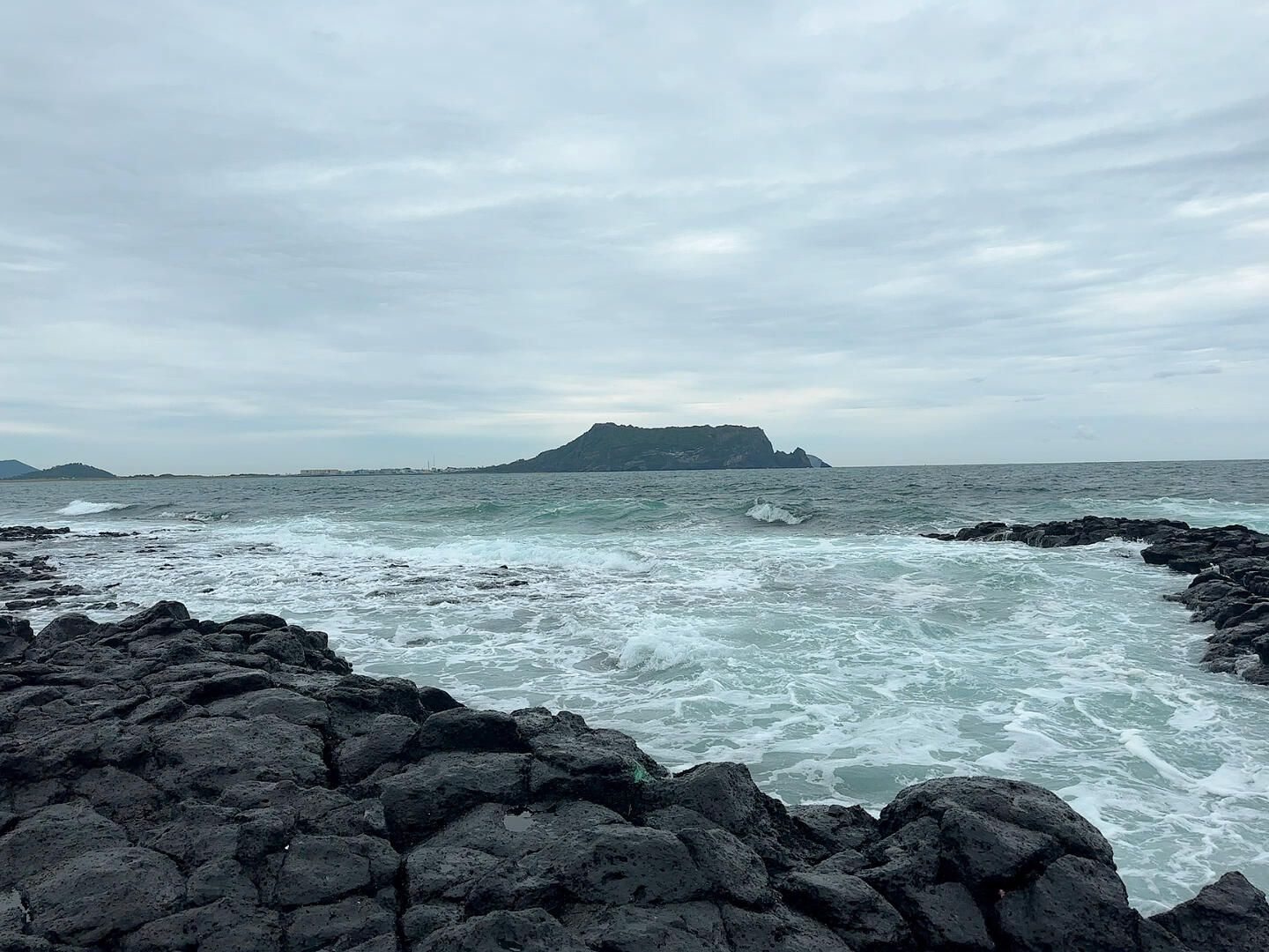 
                        風(fēng)大浪大的涉地可支今天濟(jì)州東部風(fēng)很大進(jìn)牛島的時(shí)候浪也蠻大的船搖的蠻厲害風(fēng)聲，浪聲讓人舒服?????? ????? ??? ??? ??? ?? ? ?????? ??? ??? ????#濟(jì)州島 #海邊拍照 #城山日出峰 #涉地可支 #聽海 #韓國旅行 #風(fēng)景如畫