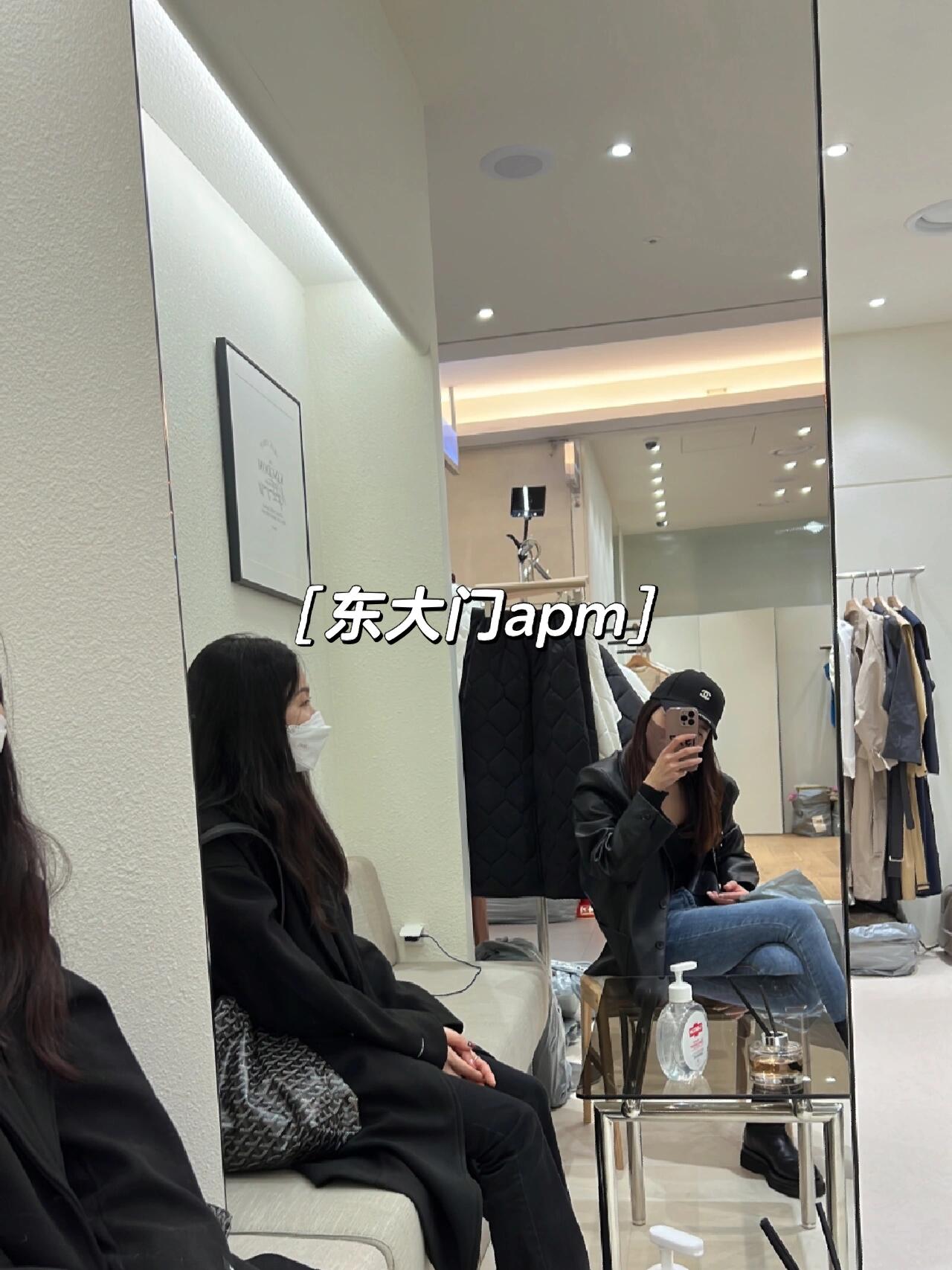 
                        韓國｜今年大熱韓國本土品牌購物分享???1.emis - 大熱的配飾潮流（漢南洞）帽子最火??…很多招牌顏色都是大斷貨！不得不說帽型不錯(cuò)，很修臉型和顱頂，買了紫色還是很顯白的～感覺這款棕色也蠻好看??2.Mardi Mercredi - 韓國最hit潮牌（漢南洞）雛菊圖案是招牌，蠻有識別度～ 衛(wèi)衣有不少配色，選了藏藍(lán)因?yàn)榭梢詿o腦搭配顯白? 朋友買了臘腸狗款也很特別。除此之外小雛菊的毛衣開衫也好看，雖然這次沒買但考慮讓朋友代購了??3.Common Unique - 低價(jià)就能get的女愛豆同款（延南洞）總體來講就是性價(jià)比高！款很韓、質(zhì)量到位、價(jià)格實(shí)惠 愛豆同款小白菜價(jià)格??4.Tamburins - Jennie的味道-GM旗下香水藝術(shù)品牌（新沙洞）風(fēng)格就很GM，可以看到很多大牌香水的影子但又有它自己的特點(diǎn) 喜愛木質(zhì)香的可以沖～感覺主打木質(zhì)香較特別。但各種味道小號嚴(yán)重?cái)嘭洝?中號一般斷貨…大號個(gè)別斷貨… 能不能買到中意的看運(yùn)氣了我買了unknown oud（未知烏木），前調(diào)沒覺得怎樣，中后調(diào)很喜歡！最愛中號瓶子，但只有大號94ml…就入大的了 不過香味這種東西非常因人而異，要自己試哦 btw：Jennie同款chamo在我去的時(shí)候全size斷貨…good luck guys??5.Olive Young - 韓國必去的開架好物藥妝店在朋友推薦下試了獨(dú)島的面膜。純訴求補(bǔ)水使用感還不錯(cuò)～ 而且面膜打半價(jià)，比香港便宜，就買了幾個(gè)回來～ 還有kahi補(bǔ)水棒，味道很香? 因?yàn)槲覑塾梅埏炑a(bǔ)妝所以想買一個(gè)試下是不是真的可以補(bǔ)妝前潤一下干紋。目前用在晚上護(hù)膚涂在頸部，聽說可以祛頸紋???♀?6.東大門 - 一直被模仿從未被超越的韓式style發(fā)源地越晚越熱鬧的存在，因?yàn)樽≡诟浇晕覀児涞?2點(diǎn)多…買了一條花邊牛仔褲一條黑色紗裙，其實(shí)和廣州的apm沒什么區(qū)別，而且也不算很便宜…如果不是特別想去可以不用特地去逛 不過有間配飾品批發(fā)三層樓叫nyu可以去看看～ 買了很多小配飾，價(jià)格也不貴可以退稅??#購物分享 #韓國 #韓國 #韓國穿搭 #韓國生活 #韓國旅行 #韓國旅行攻略 #韓國購物 #韓國品牌 #韓國小眾品牌 #韓國時(shí)尚