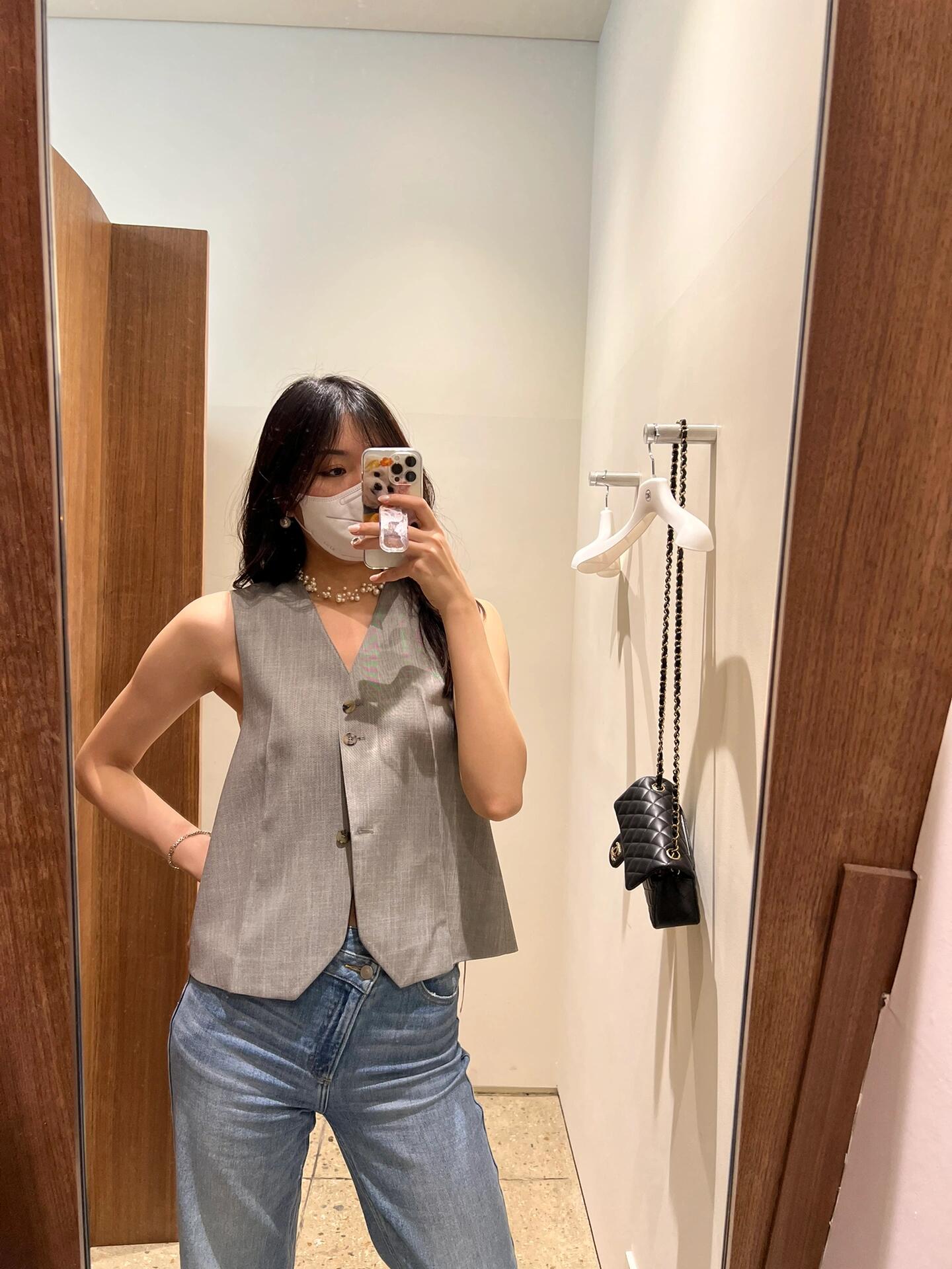 
                        軍訓(xùn)式旅游｜漢南洞逛街合集到首爾的第一天就直奔漢南洞???好幾年沒來了，韓國的咖啡店永遠(yuǎn)在內(nèi)卷，隨便走進(jìn)一條小巷都能找到超美的咖啡館，拍照打卡必備！而且咖啡和甜點(diǎn)都超級美味??漢南的設(shè)計(jì)師店鋪有點(diǎn)分散，而且坡道較多，逛起來沒有圣水區(qū)那么輕松???♀???Milestone Coffee Hannam江南區(qū)是總店，漢南洞這家雖小，但氛圍和品質(zhì)都很棒，onnuk同款咖啡和餅干真的推薦????Low Coffee就在Milestone前面50米，門口超級好拍，croissant waffle簡直太美味了????Depound漢南的showroom有兩層，個(gè)人覺得他們的餐具和帆布包比衣服更有看頭????Frankie Coffee位于Depound對面，逛累了可以坐下來喝杯咖啡，拍拍照，非常穩(wěn)定的品質(zhì)????Grove衣服設(shè)計(jì)不錯(cuò)，但價(jià)格和質(zhì)量比起其他設(shè)計(jì)師品牌稍遜一籌，試衣間只有一間，一次最多試四件衣服????Marithe雖然店面小，但人氣旺盛，本來沖著棕色皮衣去的，結(jié)果已經(jīng)售罄??，不過買了一件超級適合內(nèi)搭的經(jīng)典白T，版型很好????Beaker韓國連鎖買手店，每家店的選品都略有不同，總能找到適合的寶貝?????Gongi??韓式Fusion美食，美味到讓人無法用言語表達(dá)，沒有韓國手機(jī)號的話可以留郵箱，他們會(huì)通過郵件通知排隊(duì)情況，我們晚上七點(diǎn)去的，等待時(shí)間只有半小時(shí)多一點(diǎn)????RectoRecto的位置和其他店鋪完全不同，雖然有點(diǎn)遠(yuǎn)，但是是這次逛街最滿意的一家，非常喜歡他們的風(fēng)格，已經(jīng)開始期待下次來購買秋冬新品了??在小紅書上很火的emis lookast mardi等店鋪也去了，但是有的店面太小，或是衣服質(zhì)感不佳（lookast真的不行），建議不用特意去打卡。#漢南洞 #漢南洞探店 #漢南洞美食 #depound #mardimercredi #marithe #GROVE #RECTO