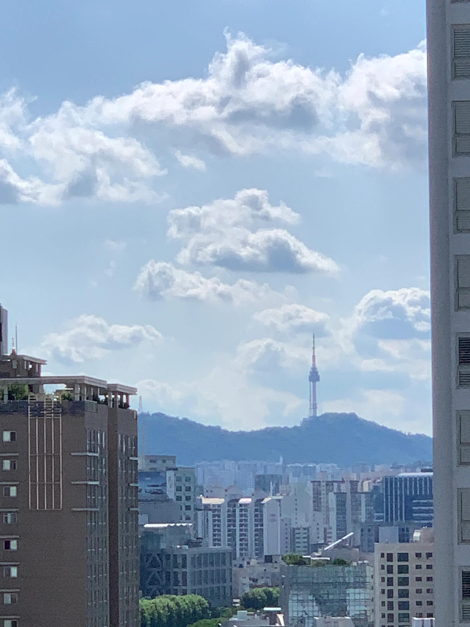 
                        首爾生活｜意外發現家里也能看到南山塔雖然有點遠，角度也很偏難道是那一首「原來過的很快樂 只我一人未發覺」??.#首爾生活 #N首爾塔 #首爾南山塔 #隨手拍藍天#我拍下的今日天空 #藍天白云 #天空 #韓國旅行 #韓國生活 #韓國風景