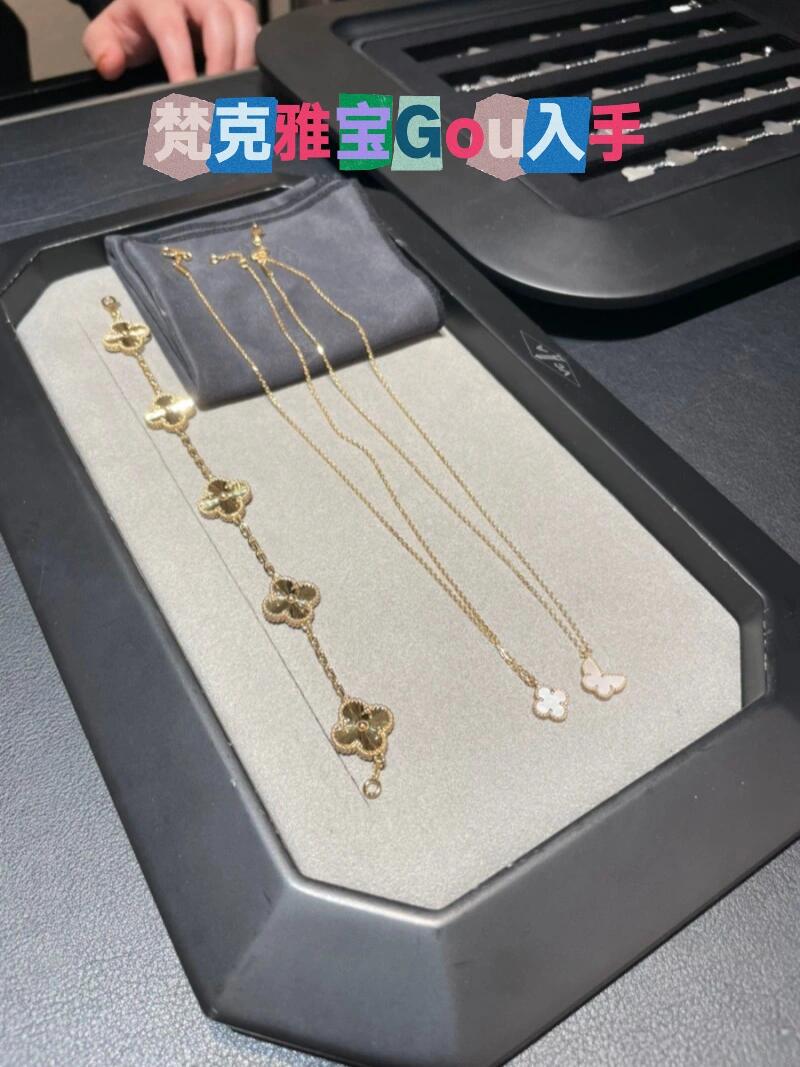 
                        首爾免稅店購物攻略！奢侈品購買指南??? 來韓國旅游的朋友們，除了逛街吃美食，當然少不了逛免稅店啦！????? 來韓國怎么能錯過奢侈品呢？???? 梵克雅寶、寶格麗、香奈兒，怎么買才能超低價到手呢？??? 今天就給大家分享一下攻略！? 不管在哪家免稅店買東西，一定要辦理免稅店的返點，99%的產品都會更劃算哦！???? 建議大家早上買完就盡快去抽入場號，去晚了就沒有啦?。ㄓ腥雸鋈庞袡C會買到爆款）記得前一天先抽免稅店的入場券！????? 樂天入場券?? 購物滿3000美金即可，抽號時間是9:30-13:00抽號地址：您可以前往11樓L-V隔壁的服務臺抽取入場券號（排隊號）?? 新世界入場券?? 購物滿2000美金即可，您將自動獲得入場券（排隊號），與小票一起出來。每天只有100張，盡早去排隊！?? 新羅入場券?? 購物滿2500美金即可，每天只有30張，您可以前往1樓免稅店外的服務臺抽號。?? 拿到入場券后，第二天提前去排隊，排隊進場后，不需要像以前那么奔跑，有序進場就好。?? 一對一服務，排隊進場后，不需要拍照，需要什么直接可以買。?????? 總結重點：當天購物滿金額一定要拿第二天入場券，一定要提前去排隊，一定要辦理金卡和返點折扣！#韓國免稅店 #韓國 #韓國免稅店奢侈品購買 #梵克雅寶 #寶格麗 #香奈兒 #返點 #韓國旅行 #梵克雅寶免稅店購買 #韓國免稅店返點