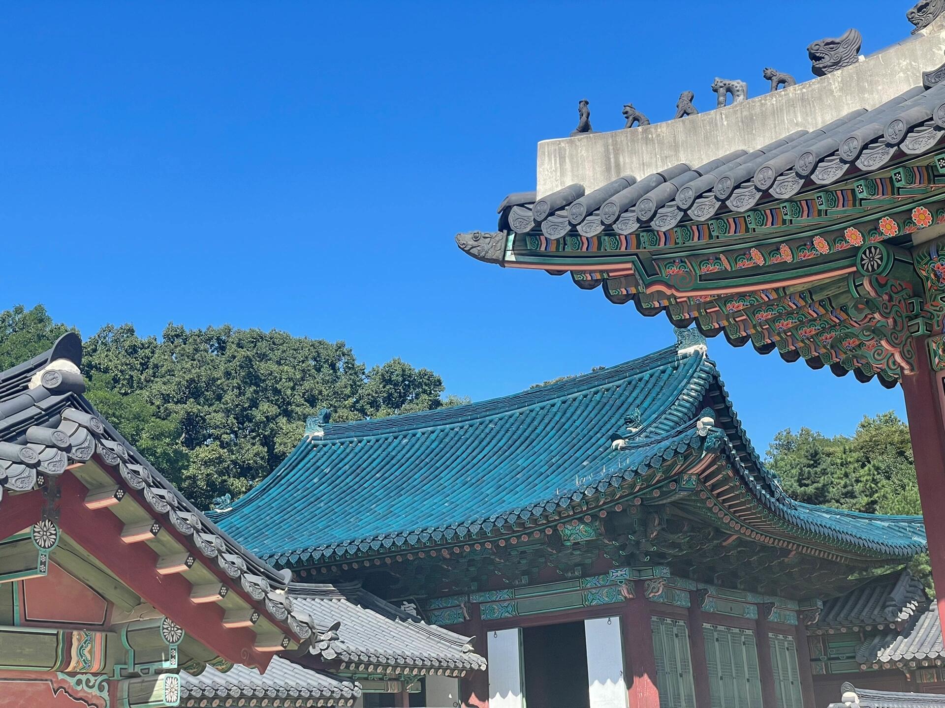 
                        逛完景福宮昌德宮有感朝鮮王朝真的好窮，皇宮都小小破破的，還經常著火燒掉，重建時還得把別的地方的宮殿搬過來。圖上這個超小的殿可能是唯一一個用了釉的青瓦鋪的，其他地方都是旁邊那種普通的沒有上釉的黑瓦，這可是皇宮啊，真的太窮了??????#韓國 #景福宮 #昌德宮