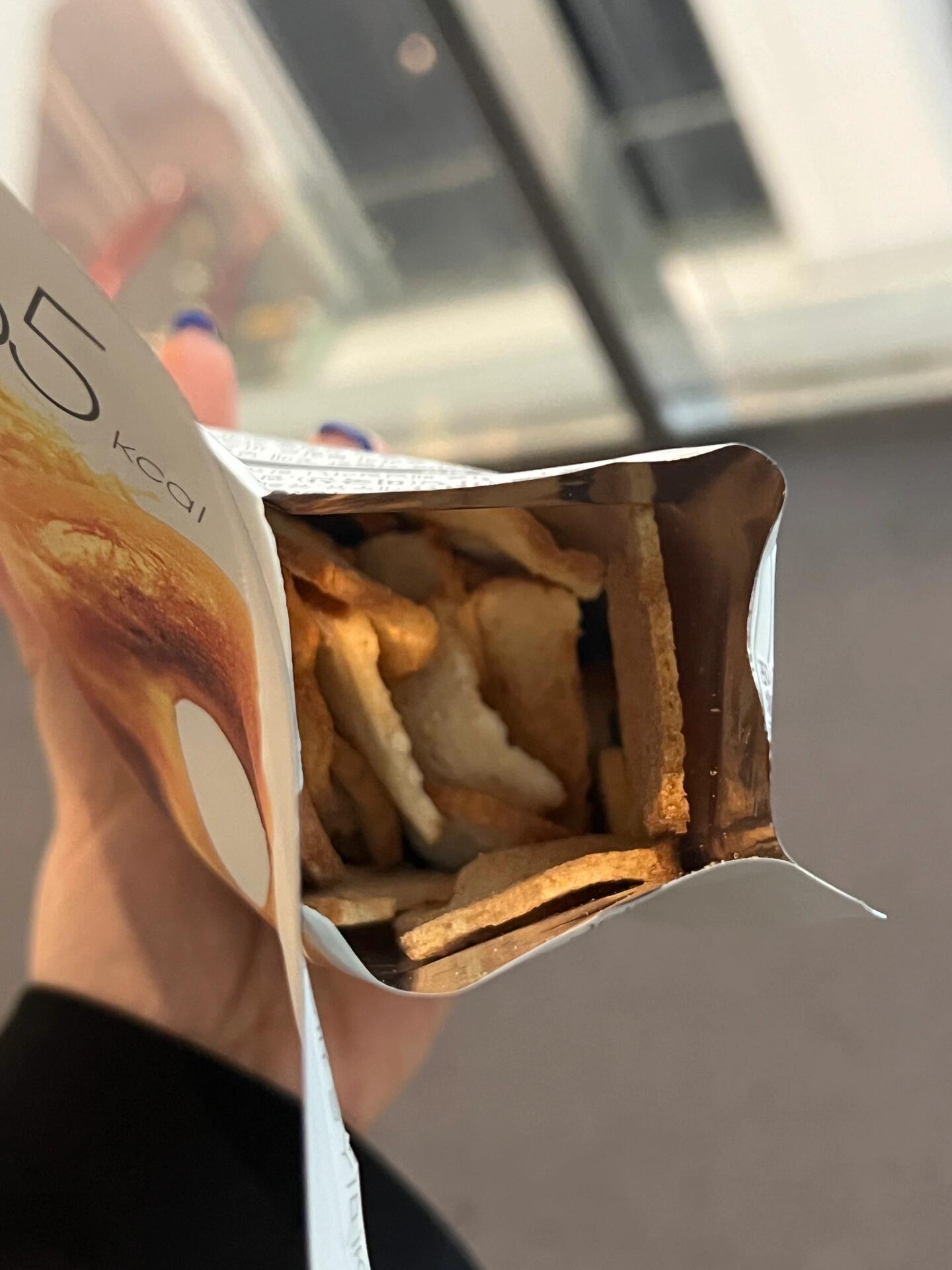 
                        任何人來韓國不吃這個我都會很傷心媽呀?。。?！太好吃了?。。?！這個貝果片pizza味真的絕了，濃郁的芝士味！！一點也不膩olive young買二送一，沖呀??！????#韓國 #首爾 #首爾美食 #韓國生活 #韓國零食