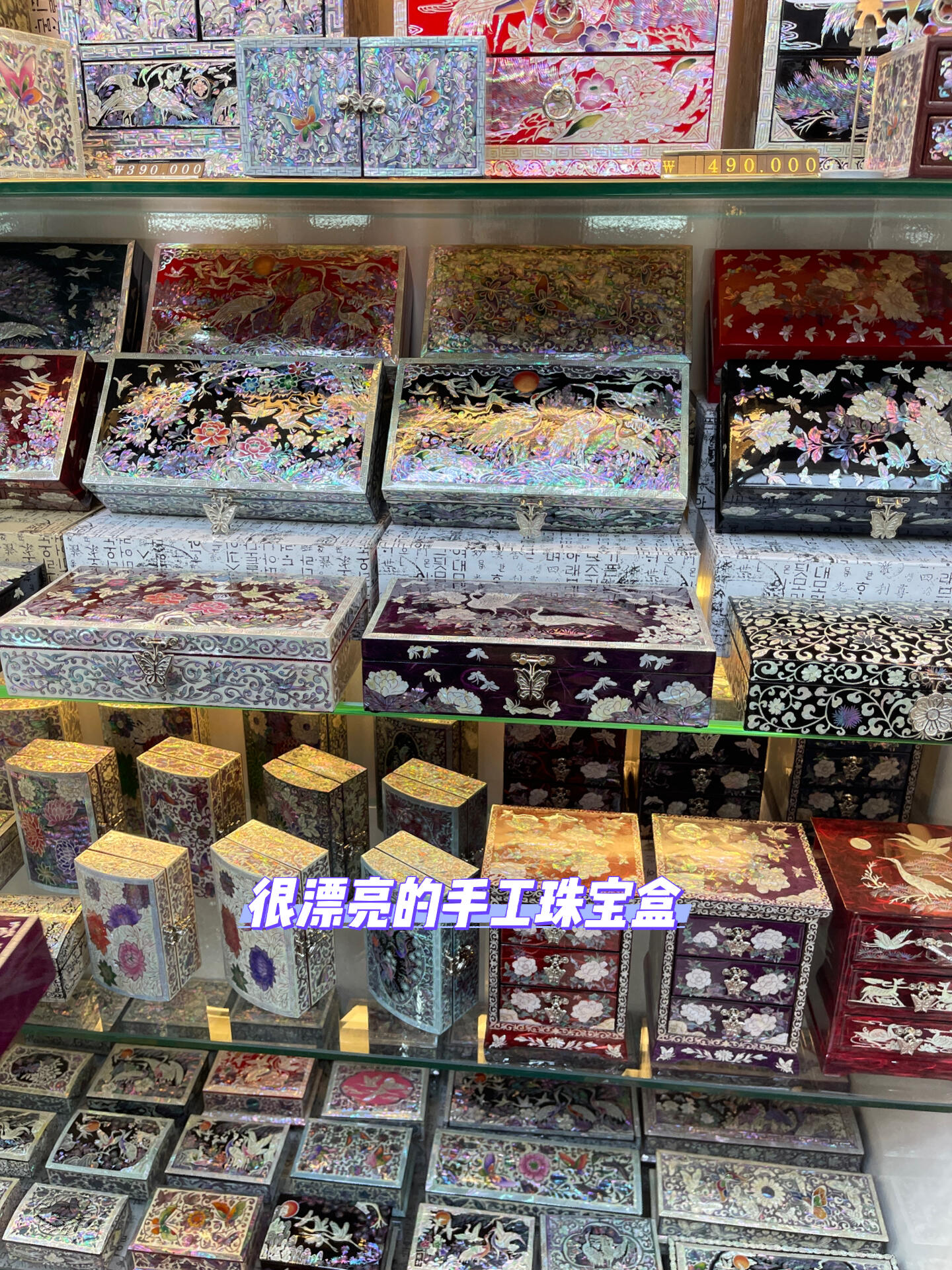 
                        在首爾這個市場2小時胖了兩公斤??這條巷子一踏進去，簡直是美食天堂，各種韓國人愛吃的美食應有盡有。刀切面、豬蹄、辣雞爪、餃子湯、紅豆粥、煎餅、魚餅甚至生魚片等等，樣樣誘人。每家店都人氣爆棚，每家店的味道都超級棒。建議大家每個小檔口都嘗一點，然后繼續前行。我一開始吃得太多，后面看到更多想吃的美食時，已經飽到只能看不能吃了。看到人多沒位子坐也別擔心，只要站在他們后面等一會兒就好。韓國人性子急，吃完就走，你只需要站幾分鐘，他們吃完馬上就會讓位。韓國人也是這樣等位的，不用擔心給他們壓力。我吃了：餃子刀切面（一定要找皮薄餡多的餃子，他們都擺在臺子上，可以挑選看起來好吃的那家），甜米露、魚餅、傳統花生零食、煎餅、南瓜粥…我打包了：飯卷、豬蹄、雞爪…除了美食，這里還有很多可以買手信的地方，還有韓國人辦婚禮前來訂制韓服和購買珠寶盒的地方。雖然價格不便宜，但因為都是手工藝品，真的特別特別漂亮??來這里之后，覺得刀削面一條街已經滿足不了我了，下次一定再來這里。??地址在評論區哦，方便大家復制。營業時間是9AM-11PM，每天。#韓國旅游 #首爾旅行 #首爾探店 #餃子 #煎餅 #小吃 #韓國 #韓國美食