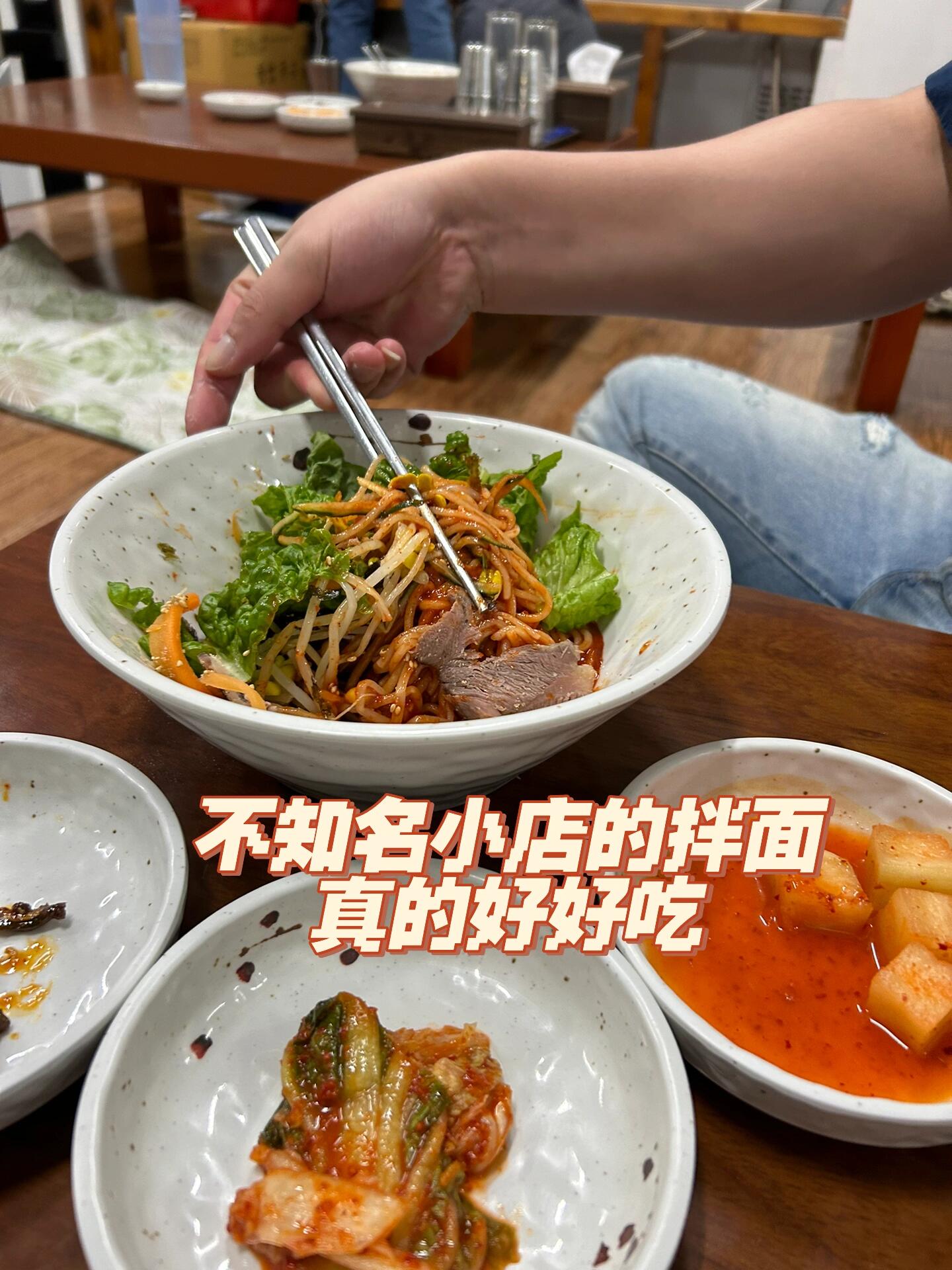 
                        濟州????｜懶人必備攻略：一天八頓（二）西線??Day 2 涯月海岸海鮮面（???）???? 星巴克??????涯月邑???????Randy‘s donuts ??(Iron Man 同款)????OG咖啡廳????熟成到??????Holle Kitty 博物館????金菊酒店??????西歸浦偶來市場????酒店樓下好吃的涼面涯月海岸的海鮮面?雖然等了一會兒，但坐到了二樓海景位！海鮮超豐盛，鮑魚嫩滑（螃蟹肉少）。景色美，味道好，值得一試！星巴克?第一次見到得來速的星巴克，濟州限定口味必須嘗試！雖然有點甜，但在二樓吹著海風，享受海景和限定飲品，簡直太巴適了！涯月邑?Randy‘s donuts ??(Iron Man 同款)?OG咖啡廳?熟成到???涯月邑咖啡廳超多，遠遠就能看到屋頂上的甜甜圈??（鋼鐵人同款哦?。?。從旁邊走下去可以到果凍海（有玻璃船可玩，陰天效果一般）。再往深處走，有很多特色咖啡廳，海景超美。繼續走就能找到熟成到??，黑豬肉燒烤真的很好吃！Holly Kitty博物館?去西歸浦的路上經過，進博物館需要門票，但可以直接在商店購物（價格有點高，隨便買了四個小配件8萬韓幣）。里面真的很夢幻！金菊酒店???比前一天的酒店好，離偶來市場很近，附近有很多便利店，人均100?西歸浦偶來市場?（超值得）黑豬肉片壽司????、豬蹄??、章魚??燒、花生??形狀的包子、黑豬肉章魚鐵板面包、海苔包飯??、果肉超多的橙汁??、橘子大福??。除了豬蹄有點膩，其他都超好吃！橙汁是這幾天最好喝的，要挑水果攤買?；ㄉ螤畹陌游⒗保锩嬗蟹劢z和肉末，真的很好吃。橘子大福買少了，一直在回味！寫著寫著都餓了????酒店樓下不知名面店?距離酒店200米內，開到凌晨三點。本來只是想去超商買零食，結果被吸引??。有桌子也有榻榻米地板，菜單上有英文，可以指給奶奶看要哪個。我們選了牛肉拌面（應該是），說不上哪里好吃，但就是很開胃 ????#周末去哪兒 #旅行夢想家 #濟州島旅行 #濟州島 #濟州島美食 #旅行攻略 #濟州島黑豬肉 #旅游 #打卡 #咖啡店 #星巴克 #熟成到 #西歸浦 #記錄生活 #生活薯 #我身邊的好風景