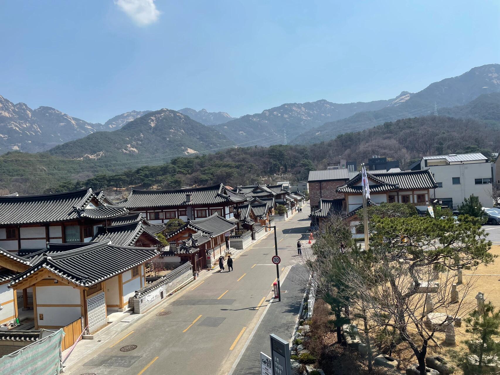 
                        探秘首爾的隱藏寶地：恩平韓屋村??雖然恩平韓屋村的規模沒有北村那么龐大，大約半小時就能輕松走完，這里的餐飲選擇不多，主要是一些風情萬種的咖啡廳?。但這里的確是拍照的好地方，人流不多，全是平坦的道路，不需要像在北村那樣辛苦攀爬，可以輕松地享受漫步時光???♀?。房屋都是新建的，布局井然有序，還能遠眺北漢山的壯麗景色，非常適合喜歡攝影的朋友們來這里留下美好的瞬間??。推薦咖啡愛好者早點來到這里，尤其是周末，11點前來到可以找到一樓到三樓的好位置，五樓可能就座無虛席了。如果你只是想簡單拍照，三樓的視角已經足夠讓你拍出好照片。#首爾 #周末游玩 #韓屋村 #恩平