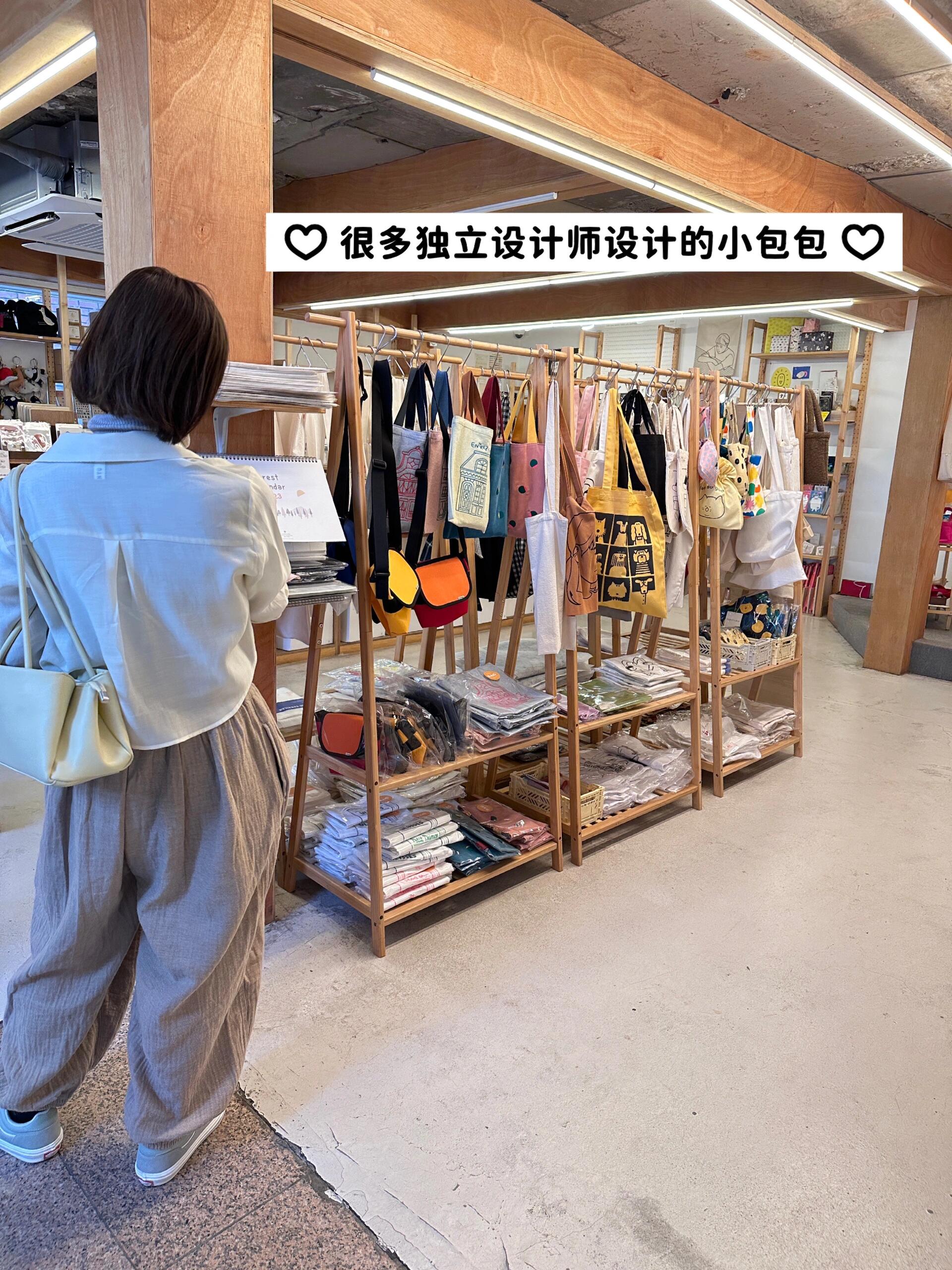 
                        來韓國????一定要逛一次文創店啊??我們這次逛了位于弘大的object ??各種名信片、貼紙、家居用品、手機殼等等都出自幾位獨立設計師之手，在????簡直不要太??，質感顏值都很絕！一共三層，沒幾個小時出不來，都好想擁有??#文創 #韓國 #韓國生活 #周末探店 #韓國文具
