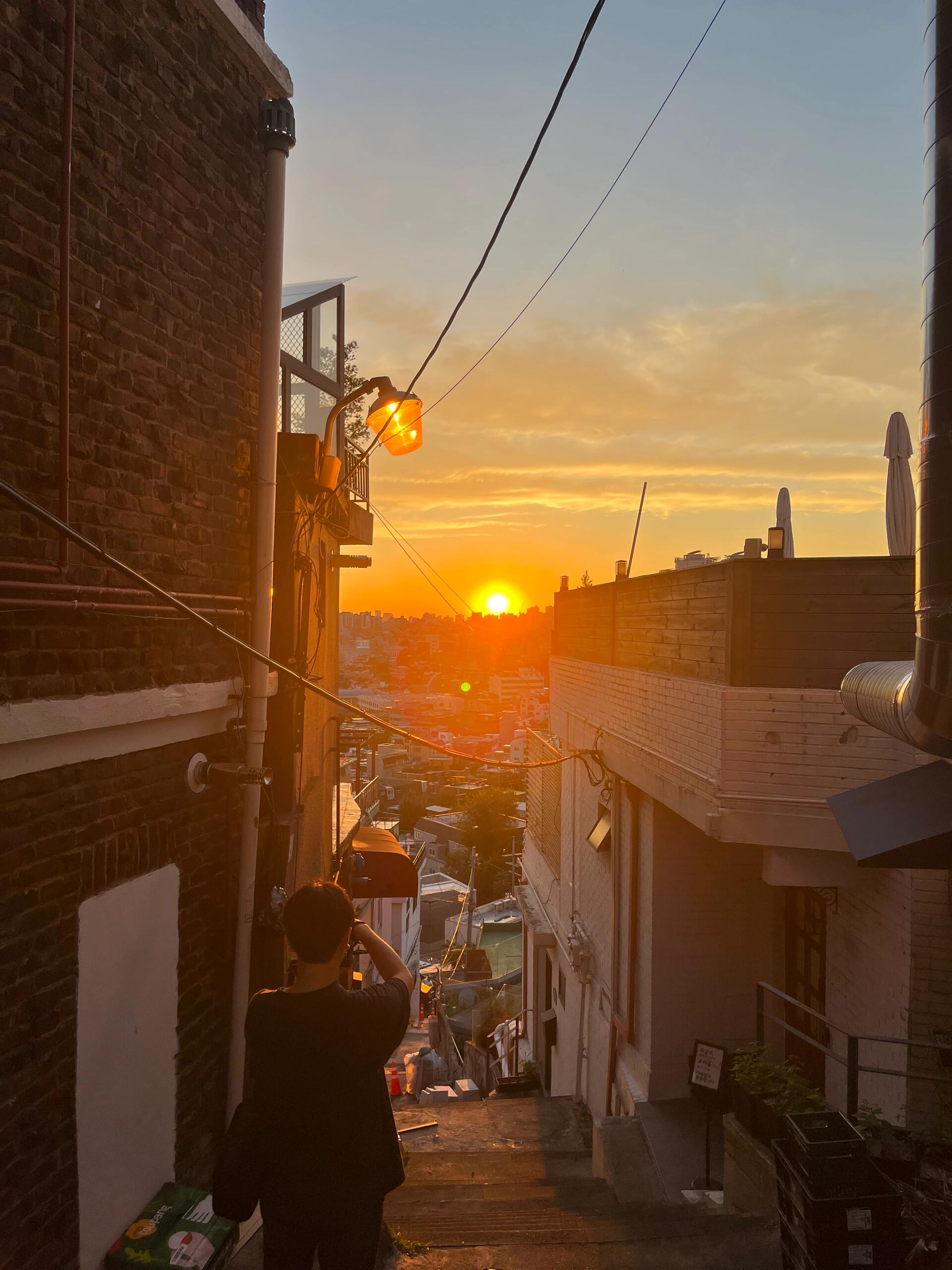 
                        去梨泰院追一場日落吧梨泰院超絕的日落拍照點?? 夕陽的余暉灑在身上? 讓日落的每一秒都變得溫柔?? 位置也很好找哦～具體地址：?? ??? ??? 20? 37#留學韓國 #留學生活 #梨泰院 #日落 #最美日落