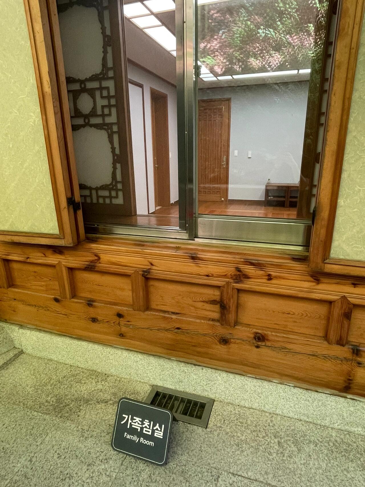 
                        ????韓國【青瓦臺】總統府對外開放觀覽自從韓國現任總統尹錫悅決定另設官邸后，歷代總統的官邸#青瓦臺 #??? 對外開放觀覽啦！??大家可以在青瓦臺官網首頁申請訪問哦~圖1?? 歷代韓國總統像圖2?? 青瓦臺外觀圖3??-7?? 青瓦臺迎賓館內部圖8?? 總統寢室（內部都可以看到哦，這里就先透露一張照片，詳細內容請大家自行前往觀覽吧！）#青瓦臺[話題]# #韓國總統府要搬遷了 #韓國 #韓國旅游