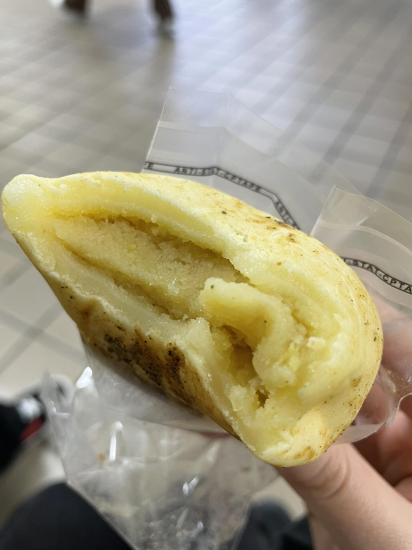 
                        明洞樂天超市發現超人氣??土豆面包！??在小紅書上無數次刷到那個讓人垂涎的土豆面包，韓國的小伙伴們都是扛著一打一打地買！??????今天逛樂天超市負一層的時候，竟然意外發現了它！立馬抱了三個回家，雖然價格小貴9990韓幣??，但為了這前所未有的美味，值了！??這些面包都是現烤的，熱乎乎的才更香！它的味道是甜咸結合，甜度偏重，外皮糯糯的，超級誘人。里頭滿滿的土豆泥，有點兒肯德基的風味，還帶著芝士的濃郁香氣，用一個字來形容就是“絕”！??聽說他們家的玉米包也很贊，吃過的朋友們快來評論分享體驗吧！??如果你在明洞，就從乙支路入口7號口出來，下到負一層找到???，就能遇見這美味啦！??天氣冷冷的，不想出門的朋友們也可以在??上搜店名，直接宅配到家！#明洞美食 #??? #韓國美食 #明洞土豆面包 ???