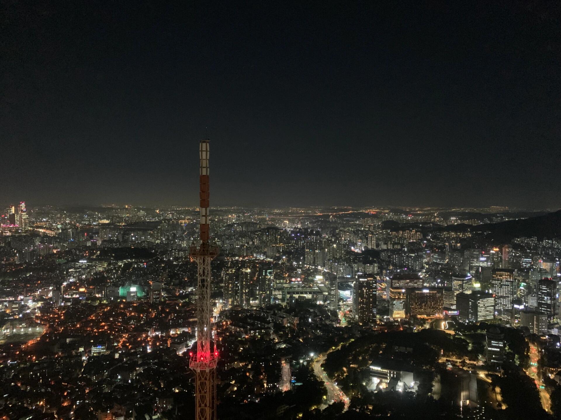 
                        南山塔????探秘之旅?如果你來(lái)到韓國(guó)而沒(méi)有踏足南山塔，那感覺(jué)就像沒(méi)真正來(lái)過(guò)韓國(guó)一樣！??已經(jīng)在韓國(guó)待了兩個(gè)多月，最近終于和朋友們一起去了南山塔。從地鐵站出來(lái)，有直達(dá)南山塔的專(zhuān)線巴士，交通超級(jí)便利！??說(shuō)實(shí)話，韓國(guó)的夜景和那些摩天大樓比起來(lái)，確實(shí)有點(diǎn)普通，哈哈哈！?? 即便是在南山塔上欣賞夜景，因?yàn)樗粔蚋?，所以也沒(méi)有太多驚喜。理想中的南山塔之旅應(yīng)該是和男朋友一起，鎖上情侶鎖，秀一下恩愛(ài)。?? 但我覺(jué)得在離開(kāi)韓國(guó)前找到男朋友的可能性微乎其微，所以就自己去體驗(yàn)一番了，哈哈！在登塔前，有一系列關(guān)于韓國(guó)歷史的視頻，分好幾集。如果不急著走，可以了解一下。畢竟既然來(lái)了，不看白不看嘛！?? 上了塔之后，除了隨便逛逛，還有個(gè)紀(jì)念品店。本不想花錢(qián)，結(jié)果還是被朋友慫恿買(mǎi)了些小東西，當(dāng)做紀(jì)念。???雖然和朋友們玩得很High，但感覺(jué)南山塔一次就夠了?？梢赃x擇爬山，尤其是現(xiàn)在還能看到一些楓葉，拍照超美！?? 但其實(shí)沒(méi)必要花錢(qián)上塔頂。#韓國(guó)交換 #韓國(guó)生活 #韓國(guó)日常 #留學(xué)韓國(guó) #交換生 #首爾南山塔