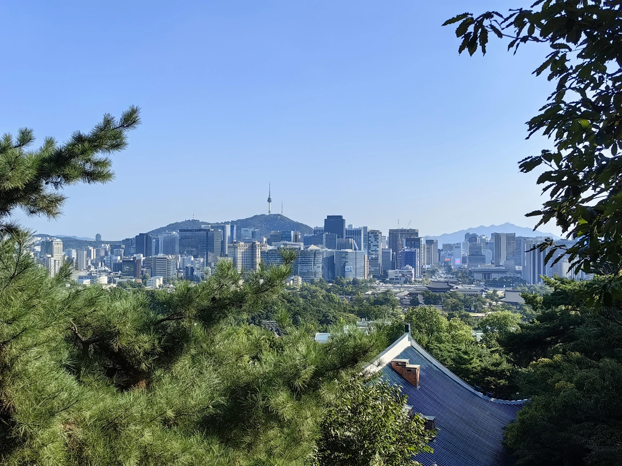 
                        青瓦臺(tái)開(kāi)放參觀#青瓦臺(tái) #韓國(guó)旅行 #首爾景點(diǎn) ????現(xiàn)在青瓦臺(tái)已經(jīng)對(duì)外開(kāi)放參觀啦！? 綠瓦的屋子、總統(tǒng)辦公的地方以及總統(tǒng)住宿的地方都可以一覽無(wú)余~外國(guó)游客只需憑護(hù)照就能進(jìn)入哦~ 快來(lái)體驗(yàn)一下吧！??
