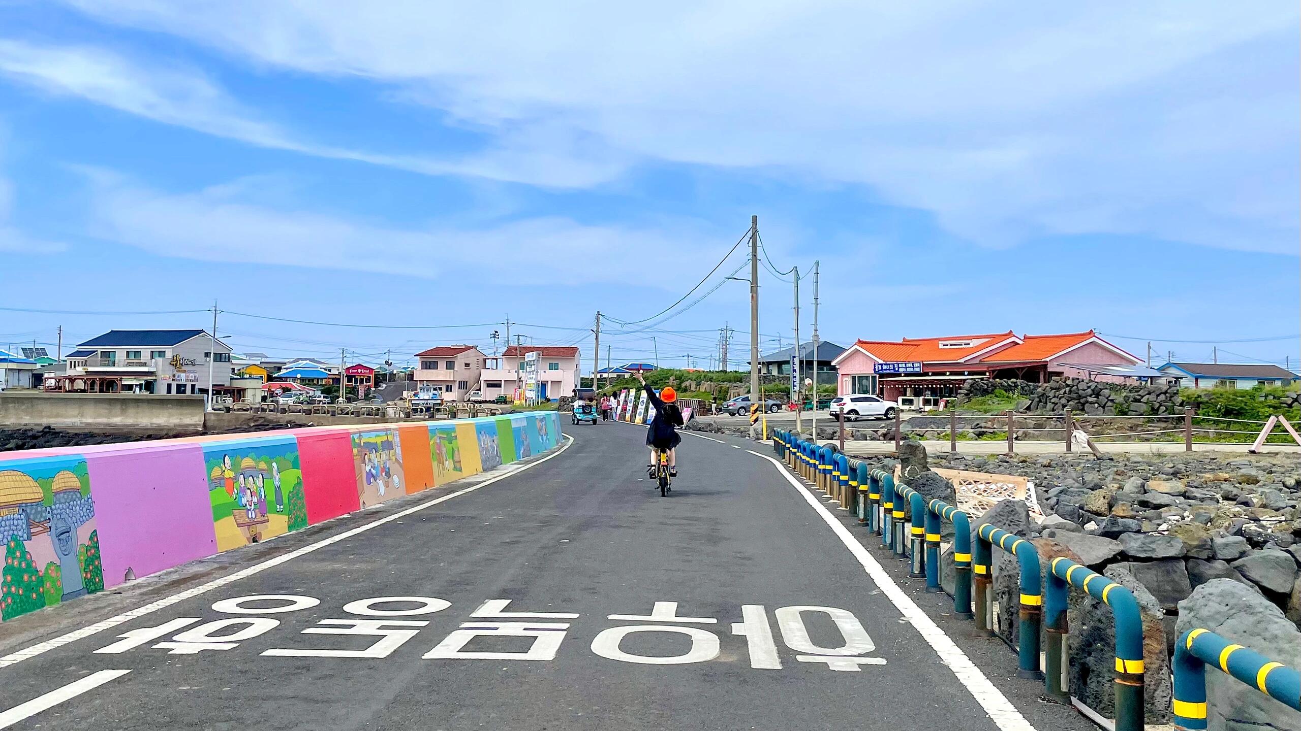 
                        濟(jì)州島4天3夜超詳細(xì)行程攻略????酒店：濟(jì)州君悅酒店---??Day1 啟程【機(jī)場(chǎng)-涯月邑】11:00-13:00 酒店寄存行李，去涯月邑13:30-19:00 涯月邑逛吃、劃透明小船19:00 回市區(qū)涯月邑餐廳：海鮮面、甜甜圈、春日咖啡館市區(qū)餐廳：濟(jì)原參雞湯---??Day2 環(huán)島騎行【城山日出峰+牛島】10:00-12:00 前往城山日出峰，走小路步行去碼頭12:00-17:30 牛島騎行，吃吃拍照17:30 回市區(qū)???城山餐廳：?????咖啡店牛島餐廳：海鮮炸醬面、hahahoho漢堡、on off炸豬排、牛島王子冰淇淋市區(qū)餐廳：bhc炸雞---??Day3 觀海【月汀里+咸德海水浴場(chǎng)】10:00-13:30 前往月汀里，逛吃拍照13:30-19:00 前往咸德海水浴場(chǎng)，下海游泳，放煙花19:00 回市區(qū)???月汀里餐廳：小狗咖啡、章魚(yú)飯、云朵餅干咸德餐廳：海女紫菜包飯、bandi海鮮意面市區(qū)餐廳：88烤黑豬肉---???Day4 回程【退房-購(gòu)物-機(jī)場(chǎng)】11:00 退房，吃午飯13:30-17:00 免稅店+伴手禮+保健路+kpop店+emart買(mǎi)零食20:15 前往機(jī)場(chǎng)???市區(qū)餐廳：土豆排骨湯、面條代表（冰面+豬腳）---一些小Tips：1、濟(jì)州飛機(jī)起飛前15分鐘停止登機(jī)；2、上海下飛機(jī)后日上免稅店更便宜，價(jià)格是小程序價(jià)格打8.5折（需有會(huì)員卡，可以拜托店內(nèi)的代購(gòu)幫忙）---#濟(jì)州島旅行 #濟(jì)州島 #濟(jì)州島旅游 #濟(jì)州島自由行 #濟(jì)州島旅行攻略 #一起去看海 ??