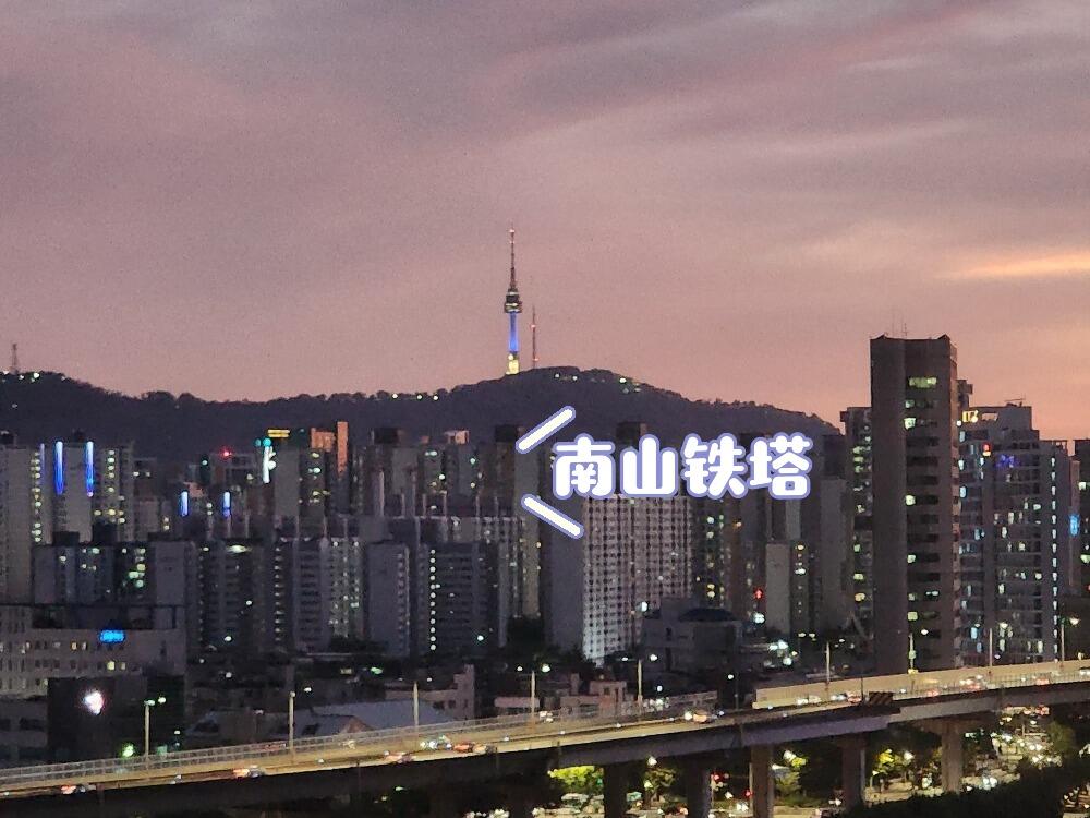 
                        夕陽(yáng)余暉下的南山鐵塔入秋了，每天的日出和日落時(shí)分，云彩的顏色都美得讓人心醉。最初是淡粉色的棉花糖色，等到太陽(yáng)快要落山的時(shí)候，天空就變成了金橘色和火紅色。今天看到窗外的云彩特別好看，于是我走到走廊的外部樓梯去看日落。第一次發(fā)現(xiàn)，從我家的位置可以清楚地看到南山鐵塔。突然想起上次去南山還是三年前和媽媽一起去的，那一刻特別特別想她……????#夕陽(yáng) #首爾南山塔 #韓國(guó)旅行 #秋日美景