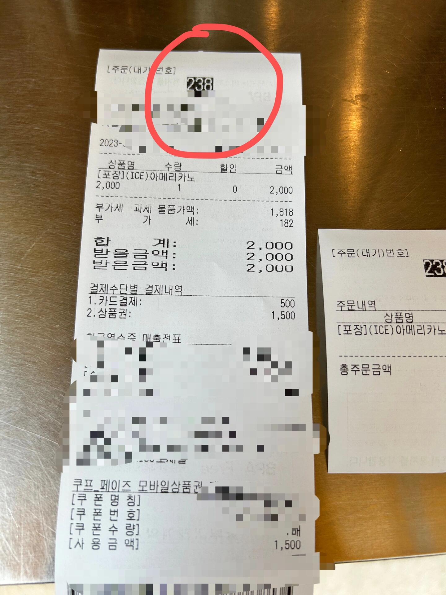 
                        在韓國(guó)????買(mǎi)飲料方法????我終于有空去????店了！想給大家分享一下在????咖啡店如何操作機(jī)器自助買(mǎi)單？這家店不支持微信和支付寶支付哦！但如果有卡的話，可以輕松結(jié)賬。這次我有商品券，用一張商品券和信用卡一起結(jié)賬了。如果你也有這家的商品券，跟我一起操作就沒(méi)問(wèn)題啦！如果只用卡支付也可以，后面我會(huì)教大家如何刷信用卡，真的很簡(jiǎn)單！如果還有什么想知道的，可以在評(píng)論區(qū)留言哦！如果還是不太懂怎么操作，等我更新視頻詳細(xì)解釋吧！#韓國(guó) #韓國(guó)咖啡廳 #飲料 #韓國(guó)飲料 #咖啡 #韓語(yǔ) #韓國(guó)旅游 #韓國(guó)生活 #首爾 #Mega #Megacoffee #明洞 #韓國(guó)人 #韓國(guó)留學(xué) #留學(xué)韓國(guó) #咖啡店 #韓國(guó)旅游攻略 #輕松學(xué)習(xí)韓語(yǔ) #學(xué)韓語(yǔ)單詞 #韓語(yǔ)單詞 #????
