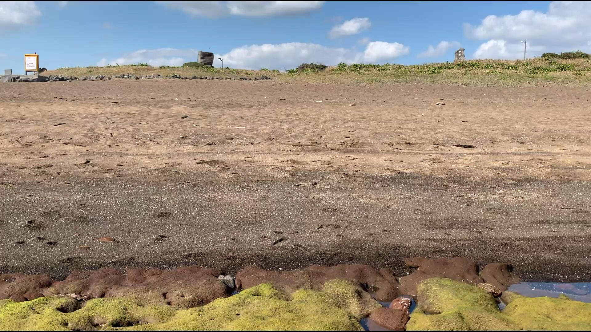 
                        ?韓國(guó)濟(jì)州島探秘? - 城山日出峰日出美景??想象一下，在海拔182米的火山口迎接第一縷陽(yáng)光的感覺(jué)！?? 城山日出峰不僅僅是一個(gè)火山爆發(fā)造就的奇跡，它還是濟(jì)州島上最著名的自然景觀之一，更是被譽(yù)為世界自然遺產(chǎn)的瑰寶。??#韓國(guó) #濟(jì)州島 #城山日出峰 #自然美景 #世界自然遺產(chǎn) #火山奇觀 #日出美景