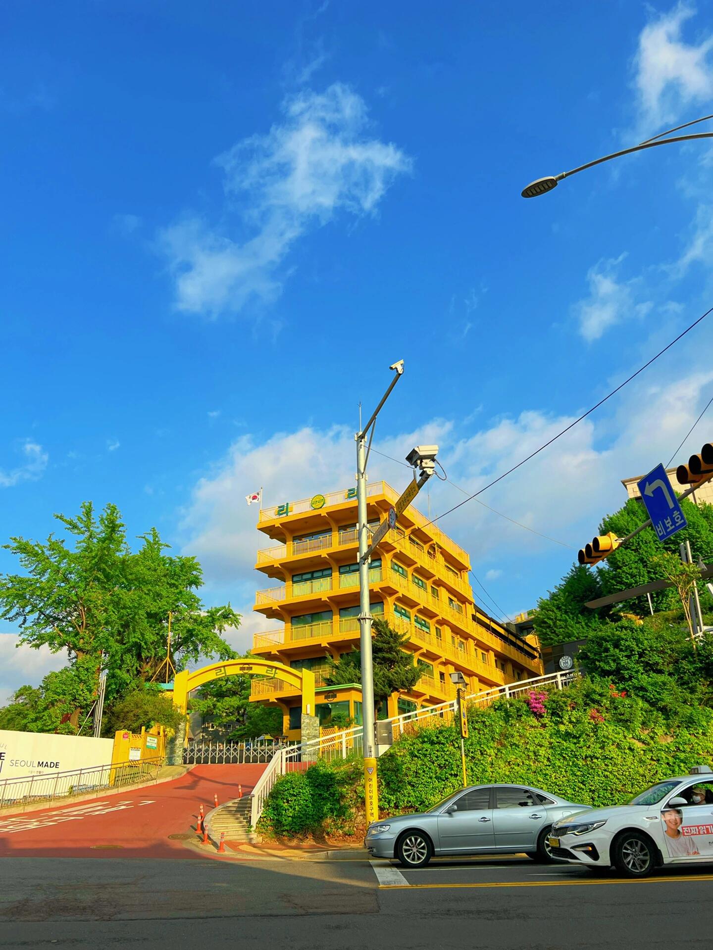 
                        第一天“首爾明洞”吃喝逛買(mǎi)，漫畫(huà)街打卡落地到酒店放下行李（免費(fèi)寄存）后，直接坐地鐵到明洞站（3號(hào)出口），一出來(lái)就是明洞街口，開(kāi)始逛啦！??—-（注意：在明洞換錢(qián)比較劃算，但取款機(jī)沒(méi)有中文標(biāo)示，建議出地鐵后找附近的7-11，那里取款機(jī)有中文選項(xiàng)，可以取韓幣）。明洞的安東雞非常好吃，推薦從3號(hào)出口出來(lái)，往街尾走，有一家“安東雞”，阿姨會(huì)中文，不用擔(dān)心語(yǔ)言問(wèn)題。吃完后，出門(mén)10米遠(yuǎn)的路口有一家二層的美妝護(hù)膚集合店，韓妝愛(ài)好者一定要逛哦，女生估計(jì)會(huì)走不動(dòng)路，全是好東西，各種買(mǎi)買(mǎi)買(mǎi)起來(lái)！?????—買(mǎi)完后，路邊有很多美食一定要試試哦，吃飽逛足了就可以往出口處對(duì)面的漫畫(huà)街打卡了。馬路對(duì)面左手邊往里走就是漫畫(huà)街，可以各種拍拍拍照片視頻啦，右邊高樓就是明洞的免稅店，也可以繼續(xù)買(mǎi)買(mǎi)買(mǎi)（備注：免稅店在商場(chǎng)樓上，也可以從商場(chǎng)后面上電梯，各種大片服裝、包包、護(hù)膚彩妝都有，開(kāi)完單子可以回程機(jī)場(chǎng)提取，這樣就可以繼續(xù)輕松逛逛逛）。????——-個(gè)人建議先逛免稅店，買(mǎi)完?yáng)|西后打卡漫畫(huà)街，拍完后一路往上走就是南山塔，相當(dāng)近，可以逛上去看看首爾的夜景，真的很美。???#首爾 #打卡 #明洞 #明洞美食 #明洞漫畫(huà)街 #首爾南山塔 #五一去哪玩 #韓國(guó) #韓國(guó)旅游