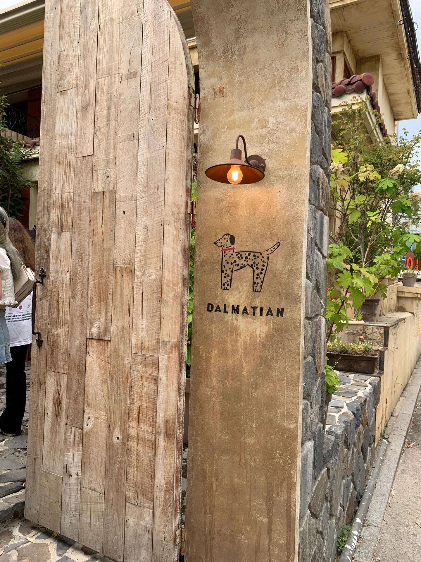 
                        首爾探店｜???? Dalmatian?????這家店在狎鷗亭可是當(dāng)?shù)氐木W(wǎng)紅打卡地哦！美食+環(huán)境氛圍感??建議大家早上就來(lái)狎鷗亭逛逛中午提前在這里吃飯，因?yàn)槿苏娴暮芏鄾](méi)有位置的話需要排隊(duì)等候，不過(guò)桌子上有點(diǎn)餐機(jī)，非常方便????????????這里有美食美酒+露天鮮花噴泉??，來(lái)來(lái)往往的旅客絡(luò)繹不絕店員們也非常友好，會(huì)跟你打招呼并使用敬語(yǔ)院子里播放著輕盈而浪漫的音樂(lè)，雖然有很多旅客來(lái)打卡但這絲毫不影響你沉浸在這種氛圍中，聊天發(fā)呆，盡情享受。強(qiáng)烈推薦??????????DALMATIAN 露天餐廳???? ??? ????42? 42??地鐵3號(hào)線狎鷗亭站 3號(hào)口出811m??每日09:00～20:00#首爾探店 ?#首爾美食 #探店 #咖啡 #cafe #假期去哪#狎鷗亭探店 #狎鷗亭咖啡