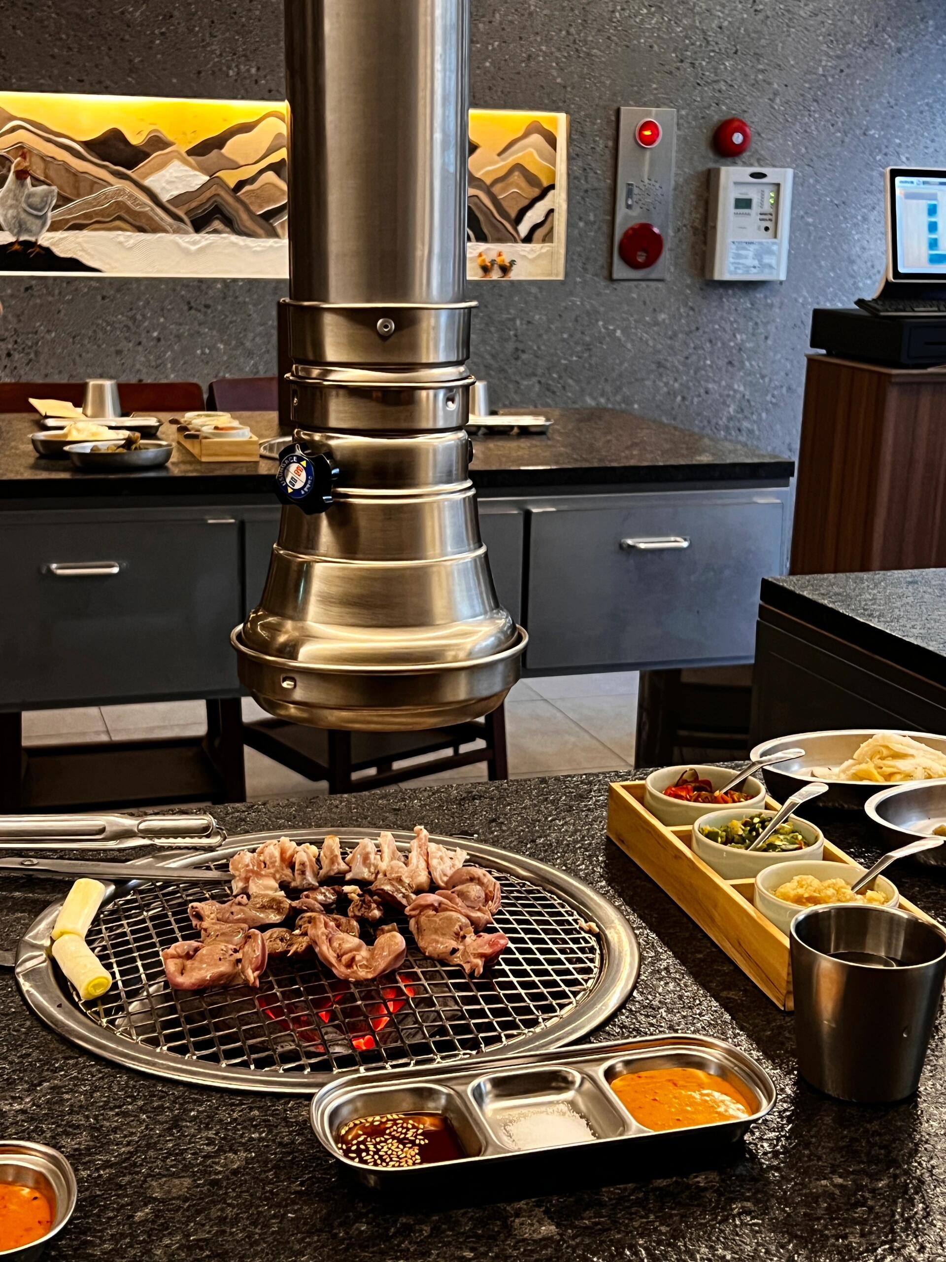 
                        ????探店｜宋江常去的烤雞店【???】在韓國(guó)，烤肉店很少會(huì)有人幫忙烤肉！但這家店全程有人幫烤，真的太幸福了???和朋友可以自由聊天，只需等待美食上桌。味道超級(jí)棒！他們家的2-3人套餐每樣都很好吃，雞肉特別嫩。人均消費(fèi)大概在3-4萬(wàn)韓元左右。他們家還有特色酒～不過(guò)我和朋友不太能喝酒，所以點(diǎn)了可樂(lè)。能喝酒的朋友可以嘗試一下??這家店除了宋江，還有很多明星光顧，店內(nèi)外墻上都有簽名～地址：?? ??? ???161? 34 1?首爾有很多分店，弘大、圣水、狎鷗亭等地都有，大家可以搜索離自己最近的店鋪～#首爾 #首爾美食 #首爾探店 #首爾旅行 #首爾生活 #吃貨在首爾 #弘大探店 #弘大美食 #狎鷗亭探店 #狎鷗亭餐廳 #弘大烤肉 #狎鷗亭羅德奧 #狎鷗亭咖啡廳 #圣水探店 #圣水洞美食 #圣水洞