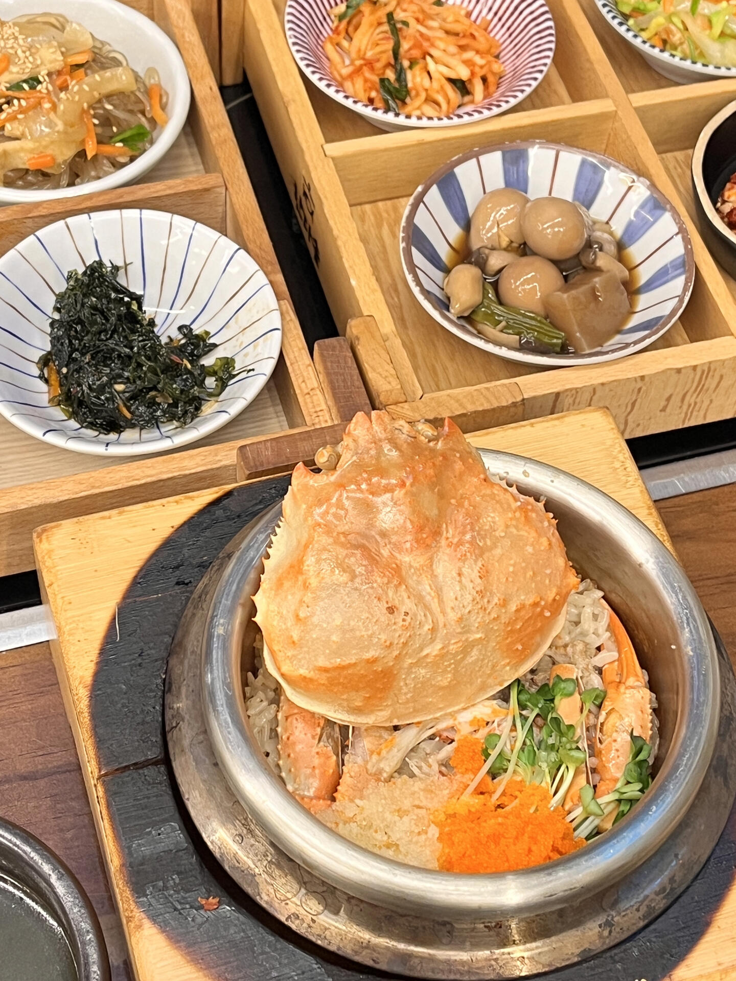 
                        釜山旅游攻略|行程路線分享DAY1??趁著期末考結(jié)束，在回國(guó)之前和朋友一起去釜山旅行啦！釜山給我的最大感受就是到處都是海，真的把?？绰榱??。我們第1天的行程安排是：西面豬肉湯飯??海東龍宮寺??清沙浦坐小火車(chē)????下車(chē)去海云臺(tái)??廣安里吃飯??廣安里夜景。??首先，我有一個(gè)不太推薦的地方，就是我們的第1站——海東龍宮寺。這個(gè)寺廟位置很偏，離很多景點(diǎn)和我們的酒店都很遠(yuǎn)。轉(zhuǎn)了兩趟車(chē)下來(lái)之后還要爬上去，爬上去之后的景色其實(shí)挺普通的，總之我覺(jué)得不太值得耗費(fèi)時(shí)間和精力去。??然后就是我最最最推薦的，一定要坐的小火車(chē)！！因?yàn)樯厦嬲娴奶銎?，圖2圖3都是在上面拍的~整個(gè)過(guò)程也挺治愈的，但一定要注意提前在網(wǎng)上預(yù)約！而且要提前一天以上，因?yàn)槲覀儺?dāng)時(shí)就是提前一天的晚上已經(jīng)定不到第2天的了。去現(xiàn)場(chǎng)排隊(duì)也行，但推薦清沙浦，因?yàn)槲财秩撕芏?。其?shí)兩條線路的景色是一樣的，只是內(nèi)外軌道的區(qū)別，拍照完全不影響！??海云臺(tái)一定要去，因?yàn)楹Ｕ娴暮芩{(lán)！p56就是海云臺(tái)的海。我們小火車(chē)從尾浦下來(lái)到海云臺(tái)很近！廣安里更推薦傍晚和晚上去，可以去附近的便利店買(mǎi)仙女棒拍照~??最后想說(shuō)一下，我們第1天吃的兩餐。第1頓是在酒店附近挺有名的豬肉湯飯，叫??3???。我們也是看很多人推薦過(guò)去的。因?yàn)槲覀€(gè)人其實(shí)對(duì)湯飯并不是很感興趣，所以我覺(jué)得味道普通，喜歡湯飯的人應(yīng)該會(huì)喜歡！晚餐吃的是廣安里附近非常多人推薦的蟹肉石鍋拌飯，叫???。其實(shí)他家的蟹肉真的很少，但小菜很好吃。我感覺(jué)算中規(guī)中矩吧~#韓國(guó) #留學(xué)韓國(guó) #釜山 #釜山旅行 #旅游攻略 #旅游 #釜山美食 #韓國(guó)釜山 #釜山旅游 #韓國(guó)旅游 #釜山海雲(yún)臺(tái) #釜山攻略 #首爾周邊游