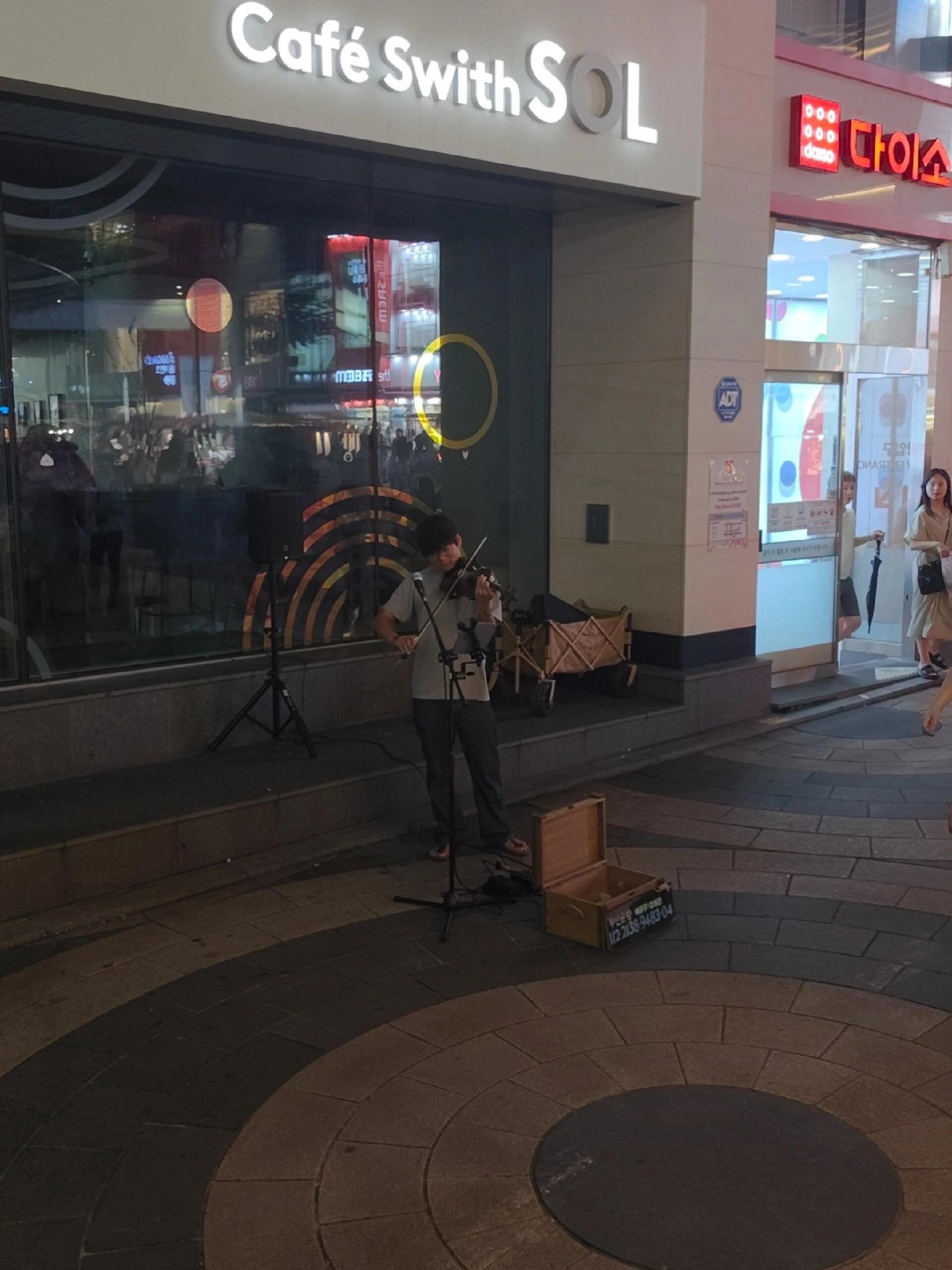 
                        首爾街頭的小提琴??首爾的明洞街頭，偶遇一場小提琴演奏，曲調(diào)悠揚婉轉(zhuǎn)，瞬間治愈心靈，減壓神器！#首爾 #明洞 #街頭音樂 #治愈系 #旅行必聽