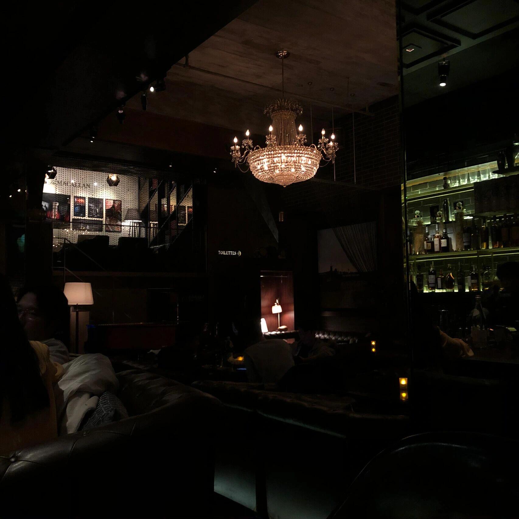 
                        ????韓國探店｜亞洲最佳酒吧4家全測評韓國地址有點難給到，大家可以私信我，我發地址和位置給大家～?? Bar Cham-亞洲28名??我的最愛！?? 34 Jahamun-ro 7-gil, Tongin-dong, Jongno-gu, Seoul??星期一至星期日19:00PM.-03:00AM.它坐落在一座韓屋，你可以在這里品嘗到來自韓國各地的本土酒。他們用手工燒酒加當地根釀制的苦味酒釀制少許香料的涅格羅尼。他們每個服務員都很好nice，會介紹他們的故事，他們像一個大家庭一樣，很有氛圍～酒推薦??（酒單也很漂亮）??Jeju No.2烏龍茶味酒搭配濃郁的抹茶巧克力，第一杯可以??Tamyeong是從2018創店以來的經典，姜的風味很突出但是也融合，非常值得推薦！?? ZEST-亞洲48名非常小清新，吧臺也不一樣，像廚房，就是非常舒服，可以作為pre drink熱情的照顧到每一位顧客的情緒和想法每一杯酒小哥都會詳細講解制作的理念和食材來源?? Alice-亞洲40名??18:00～02:00 (周五周六營業到03:00)建議提前預約，尤其是吧臺是以愛麗絲夢游仙境主題的酒吧??透過童話故事能讓大家逃離現實，讓每位客人都能化身為愛麗絲?他們的酒杯很有特色，酒單如圖片他們家的小零食也特別可愛～放在alice的籃子里，居然有干脆面??Hippity Hoppity?? Le Chamber-亞洲39名設計和speak low很像，有暗門～在地下一層，不仔細看很容易錯過。門是一個大書架，需要找到暗門開關（一本叫Le chamber的書）才會開門。酒單是一本書，每杯酒都有自己的故事。基本不會踩雷，也可以跟調酒師溝通口味讓他做特調。#首爾旅行 #韓國生活 #酒吧 #探店 #周末探店 #跟我來探店 #人氣酒吧推薦 #今夜來一杯微醺酒 #首爾探店 #首爾探店 #首爾美食 #首爾周末去哪兒 #吃貨在首爾 #首爾酒吧 #首爾江南美食 #韓國酒吧 #首爾喝酒 #亞洲top50