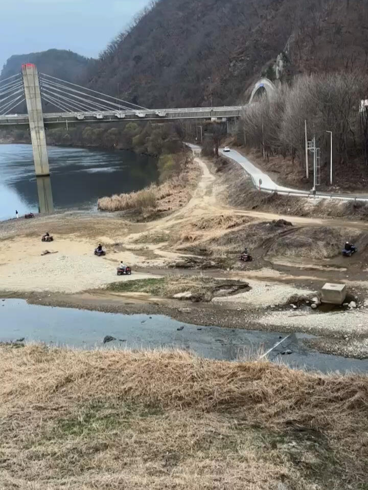 
                        春川江村越野摩托車騎上我心愛的小摩托，感受風馳電掣的快感！離得太遠了不知道發生了什么？大家都聚集到一起了？#韓國旅游攻略 ???? #首爾周邊旅行地推薦 #首爾周邊游 #越野摩托車 ??? #越野 #摩托車 #硬派越野 #摩托車騎行