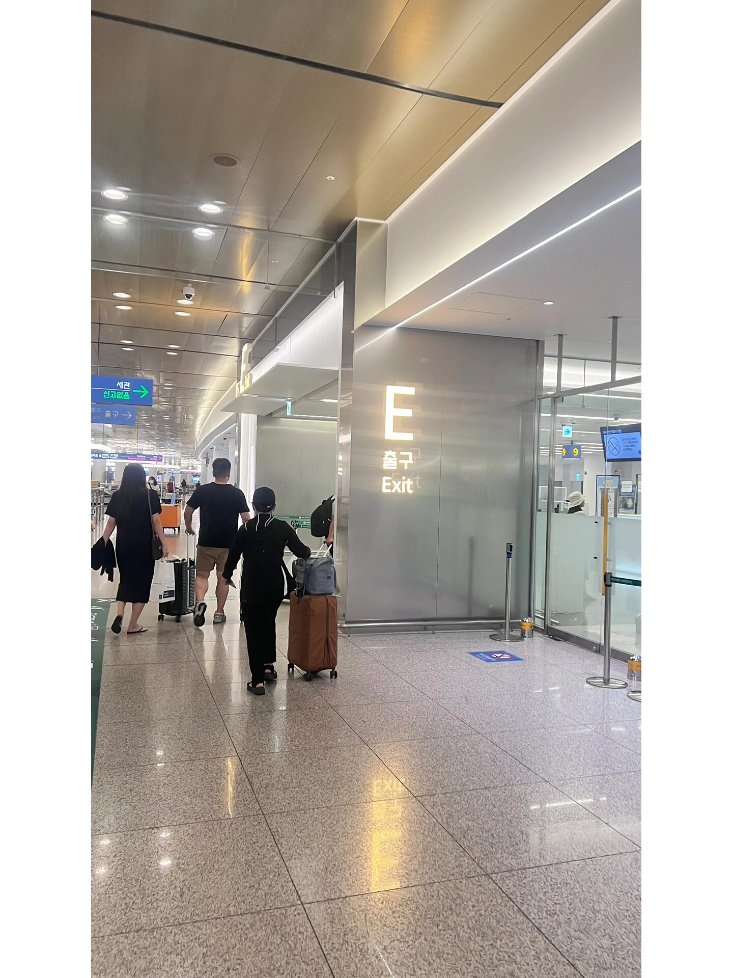
                        絲滑入境韓國攻略????第一次去韓國必看！！！1??辦理登機牌和托運??? 提前2-3個小時到達機場（國際出發），從你買機票的app或小程序，查看辦理登機牌窗口? 排隊時會讓你掃一個“進出境人員海關申報”二維碼，見圖2? 填寫完信息后截圖，出機場海關后要用。座位號等信息可以先空著，別退出，否則還得重新填??? 有行李可以辦理托運，稱重，有同行人可以跟工作人員說一下座位連在一起?? 買機票前一定要看好手提和托運的限重！！！2??過海關掃描你剛才保存的截圖，然后會有工作人員審核你的信息、手提行李等，通過后找到機票上的登機口等待登機。3??登機填表在飛機上，空姐會給你發兩張表格需要填寫，見圖3-4，一定提前定好酒店，因為需要填韓國地址和聯系方式，填完收好，下飛機后要交?? 除了簽名以外，其他的只能用韓文或英文填寫4??提前換流量卡等飛機播報快要著陸時，換上流量卡，流量卡放在主卡位置，如果不顯示網絡，開一遍飛行模式再打開5??落地后遞交黃色表格落地后跟著指引牌和大部隊走就行，有中文標識，走到一個窗口向工作人員提交那張長的黃色的表格??，可能會有基礎詢問，比如她問我妹妹是從hk來的嗎?? 一共分兩隊在排隊，走Q-code通道的快一點，但這個需要至少提前一天申請6??過海關跟著大部隊繼續走，會有“外國護照”的指引標識，也有工作人員提示，到了以后繼續排老長的隊，過海關一個一個審核，交入境卡，錄指紋，拍照???? 不用擔心！！當你放上護照時，顯示你是中國人，會跟你用中文播報，有點人性化哦7??取行李??過完海關后一出門就有個大屏幕（忘了拍照了），根據你的航班號，找到你的航班對應的行李轉盤號碼，根據指示牌找就可以了！！！?? 總的來說，除了排隊，整個過程還是比較方便的~~~???? 韓國人的英文有的真的聽不太懂?? 需要幫助直接找工作人員就行，不會說的直接papago給他們看?? 祝大家都能擁有愉快的韓國行！！！下一篇講講出機場后如何坐機場大巴~~~~#飛機 #第一次出國 #第一次出國旅行 #入境韓國 #韓國入境 #韓國旅行 #出境游 #韓國旅游