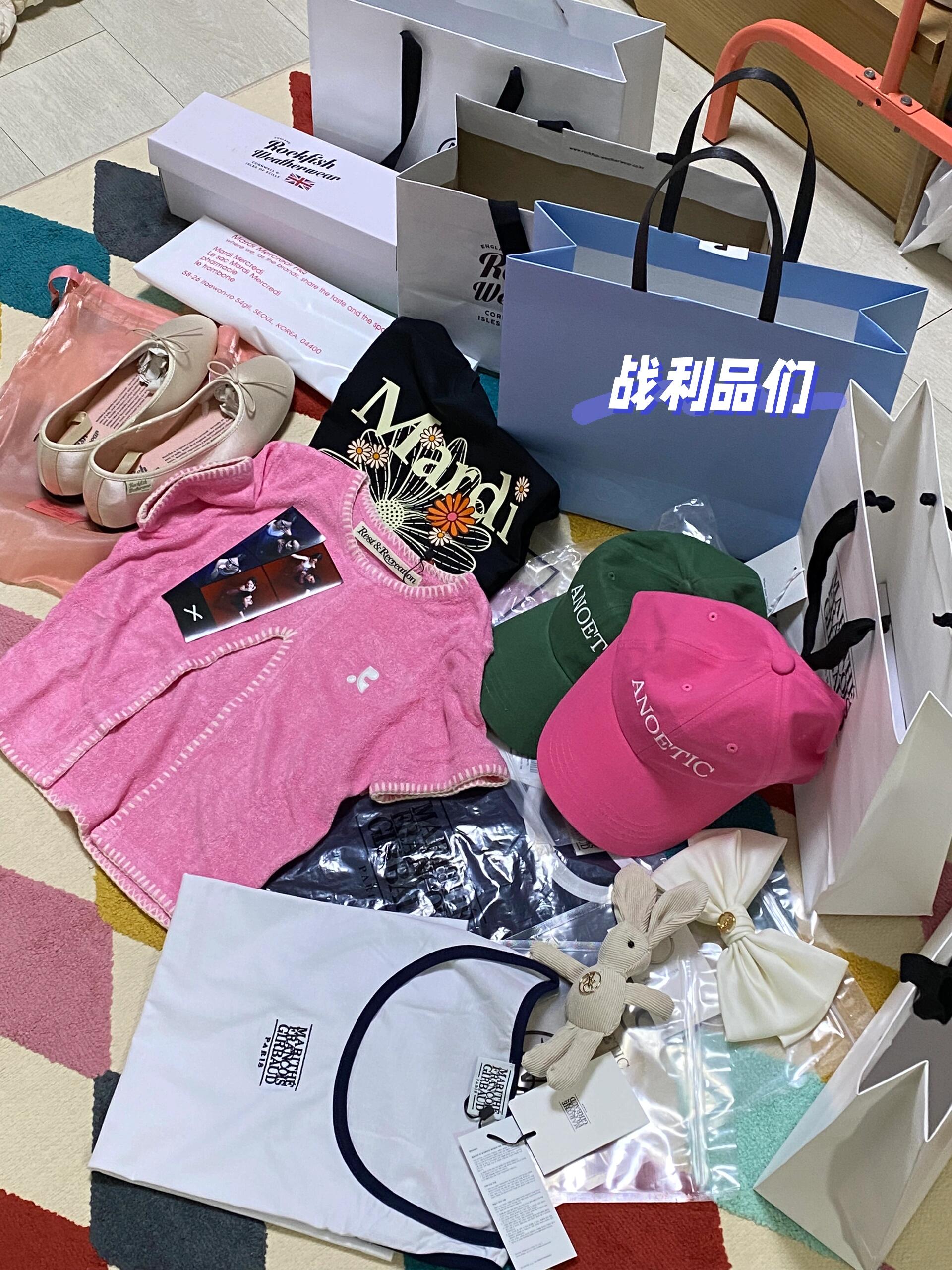 
                        逛爆漢南洞????ins 人氣品牌 快捂緊錢包??來韓國必逛必逛漢南洞漢南洞！快看啦！這份逛街攻略趕緊收好我和地陪朋友主要逛了這幾家店（之后還會在下面寫沒逛成的店鋪list）1. 芭比屋：真的很粉很粉，少女心爆棚！一二樓是咖啡店，三樓是打卡（圖3），四樓是烹飪教室。杯子蛋糕超級可愛！！2. 最近超級多韓國idol都在穿的rr rest & recreation。itzy的yuna就有穿！這家店就在芭比隔壁。3. ept：其實他家和autry蠻像的，但是這個牌子在韓國現在很火！4. rockfish：??芭蕾鞋芭蕾鞋芭蕾鞋，真的太好看了！再加上最近芭蕾風的崛起，直接入手。還有那個雨鞋也是突然流行起來。5. Anoetic：這家店是我唯一一家逛的最久最久的，因為每件單品都想拿來看一眼，試一下。而且大部分商品都有打折！店里還香香的，和我一樣喜歡這種風格的，最好準備多一點??，不然…會后悔的。6. marithe：這個牌子不用多說！直接沖就完事，老網紅dddd。7. dont look up：仰拍大頭貼，店里會準備一些很酷的墨鏡???，但是沒有其他道具，所以想要拍道具的要自帶。8. Mardi：依舊是老網紅，但是這家店最近在裝修，只剩一間開門，所以可以過后再去。應該會有一棟大樓和幾間小門店。今天因為去的有點晚所以沒有把漢南洞能逛的都逛了，但是還有一些店，我會寫在評論區！最后感謝我的地陪朋友姐姐！來韓國想找地陪的話可以找這個姐姐！！#漢南洞 #漢南洞探店 #ins #韓國小眾品牌 #ins風 #marithefrancoisgirbaud #marithe #restandrecreation #ept #mardi #anoetic #Rockfish雨鞋 #rockfish #穿上街的芭蕾鞋 #韓國漢南洞
