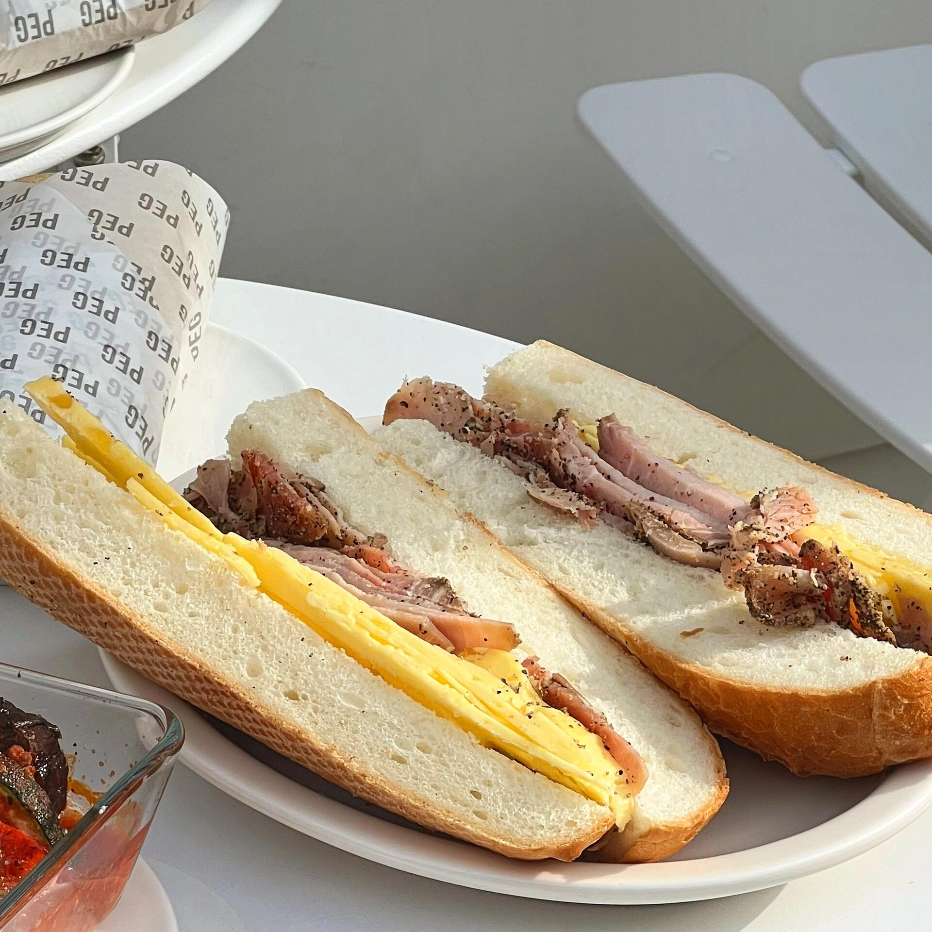 
                        首爾梨泰院｜Brunch & Cafe????????：PEG今日份快樂分享～??回來以后還是好想念悉尼的brunch…??就來梨泰院找了一家還不錯的店～Margherita platter 搭配剛剛烤好的熱面包超美味～#梨泰院 #首爾探店 #Brunch #寶藏餐廳分享 #韓國美食 #首爾美食 #咖啡館推薦上衣??：SMFK飾品??：APM