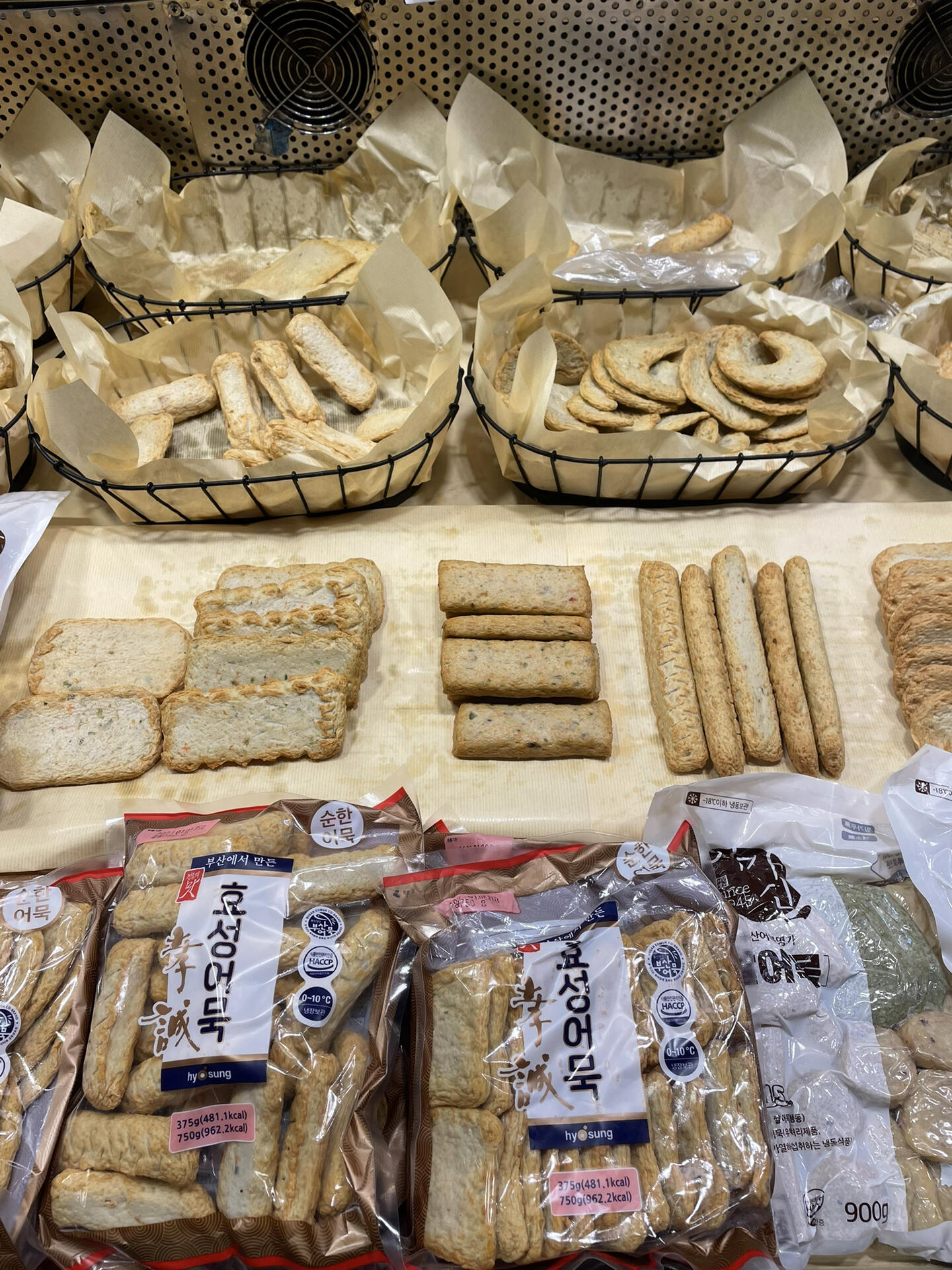 
                        韓國留學|釜山晚上必逛的罐頭市場夜市?? 在釜山竟然品嘗到了地道的煎餅果子！?? 富平罐頭市場（????)?? 地址：48 Bupyeong 1-gil Jung-gu Busan?? 晚上7點半開始，夜市逐漸熱鬧起來??? 到了晚上，這里變成了一條熱鬧的夜市街道，中間擺滿了各式各樣的小吃攤。建議大家早點來，因為每個攤位前都有長長的隊伍哦！? 烤冷面（圖2～圖4）位于市場一角，這里總是排滿了等待的食客。看老板的手藝就知道非常地道，醬料非常足，味道偏甜。可以選擇加入火腿或金槍魚，強烈推薦加火腿，一口就能帶你穿越回國內的味道！? 果仁糖餅（圖5、6）提供原味和芝士兩種口味，都非常美味??。芝士非常豐富，直接在小鍋中煮過后塞進糖餅，糖餅表面撒有瓜子仁，咀嚼起來香氣四溢，意外地不膩，一個人一個剛剛好。? 網(wǎng)紅培根蛋（圖7、8）外層是香脆的培根，內藏一整個雞蛋。培根經(jīng)過火槍的處理，趁熱吃才能感受到那份獨特的火熱氣息。表面涂滿了醬料，一口咬下去，醬料完美中和了雞蛋的腥味，這個美味必須趁熱享用！秘? 這條夜市街相當長，還有烤肉、豬蹄、炒飯等多種美食，和國內的夜市頗有幾分相似。不過，不太推薦購買市場內的炸貨和年糕，專注于這些特色小吃即可。?????♀? 提醒大家，市場內無法使用信用卡，只接受現(xiàn)金或轉賬支付……美食眾多，記得餓著肚子來哦！#留學韓國 #釜山行 #富平罐頭市場 #烤冷面