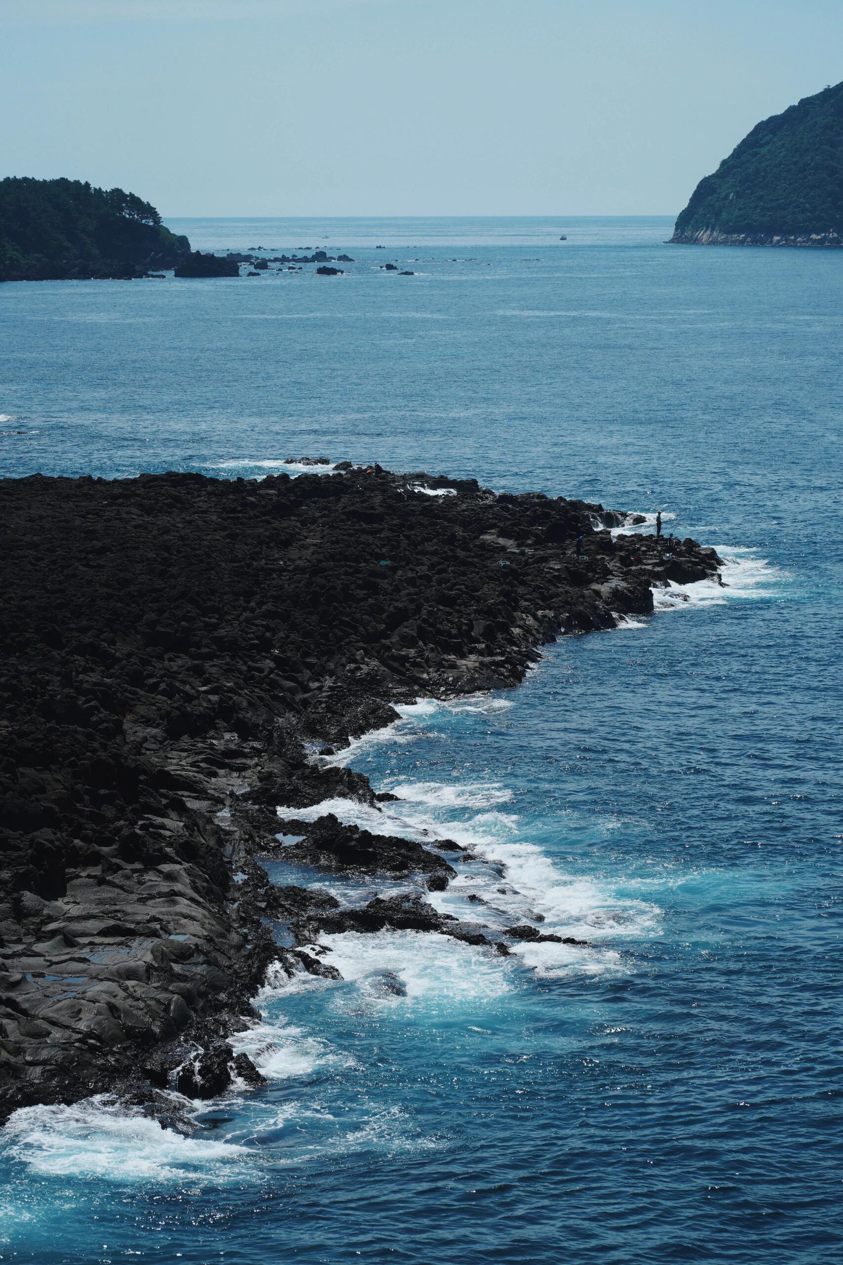 
                        西歸浦海岸線濟州島的海，藍得讓人陶醉??圖中的地點是我心目中西歸浦最值得打卡的咖啡館，也是電視劇《蘇里南》的取景地——Honymoon咖啡館。據(jù)說這里原本是韓國前總統(tǒng)的私人住宅哦??#濟州島旅行 #西歸浦 #海岸線 #韓國旅游 #咖啡館推薦 #電視劇取景地