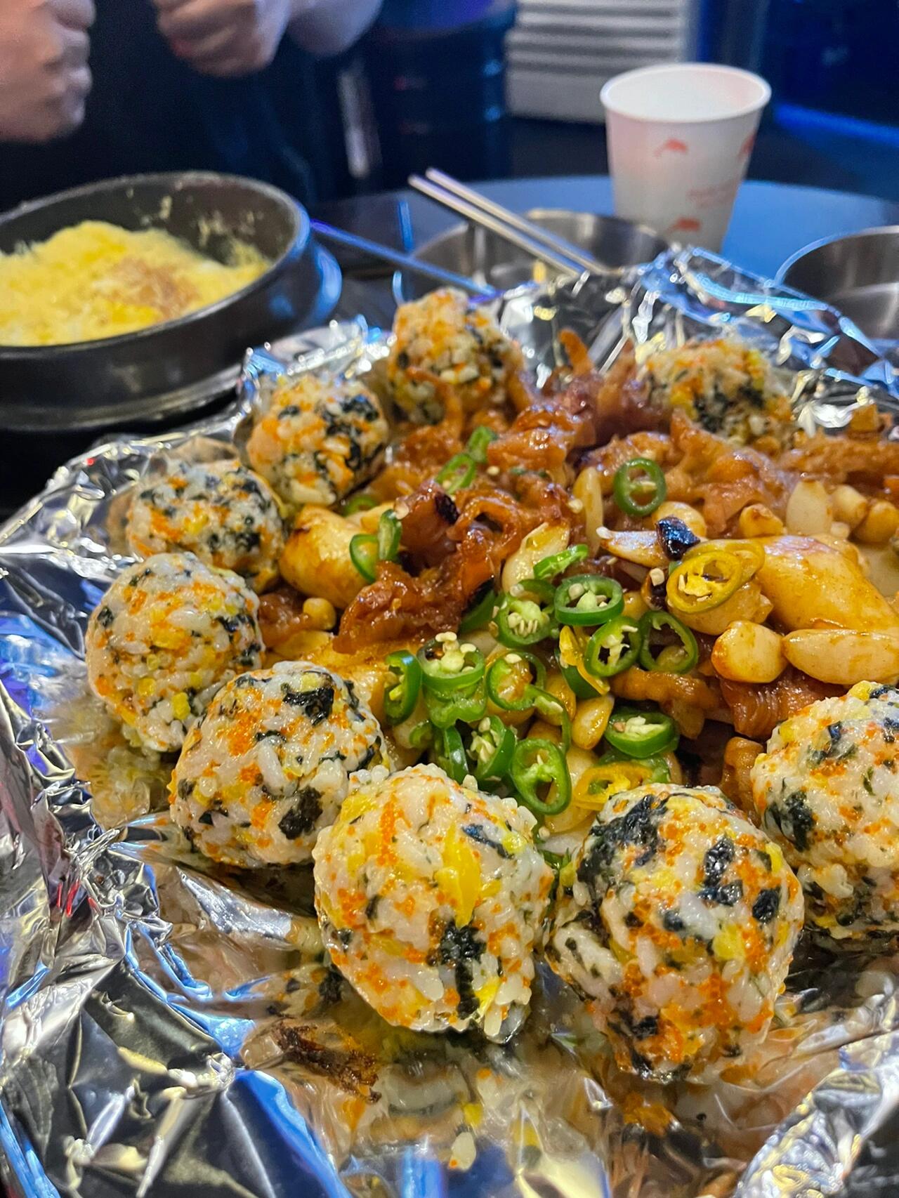 
                        韓國｜首爾????新沙 美食探店 蒜香雞爪??店名：?????? (ddongzzibi)探索首爾新沙的美食寶藏！這家獨特的辣雞爪，加入了大蒜的獨特風味，甜辣交織，別有一番風味。別忘了嘗試他們的招牌飛魚籽飯團??，烤制后的香氣令人難以抗拒！??營業(yè)時間: 周一至周四 17:00-02:00周五周六 17:00-04:00周日休息??地址：?? ??? ????47? 77 1?#韓國 #首爾 #美食探店 #吃貨在首爾 #新沙洞 #首爾美食 #首爾旅行 #首爾生活 #韓國新沙洞 #新沙洞林蔭路 #新沙洞美食