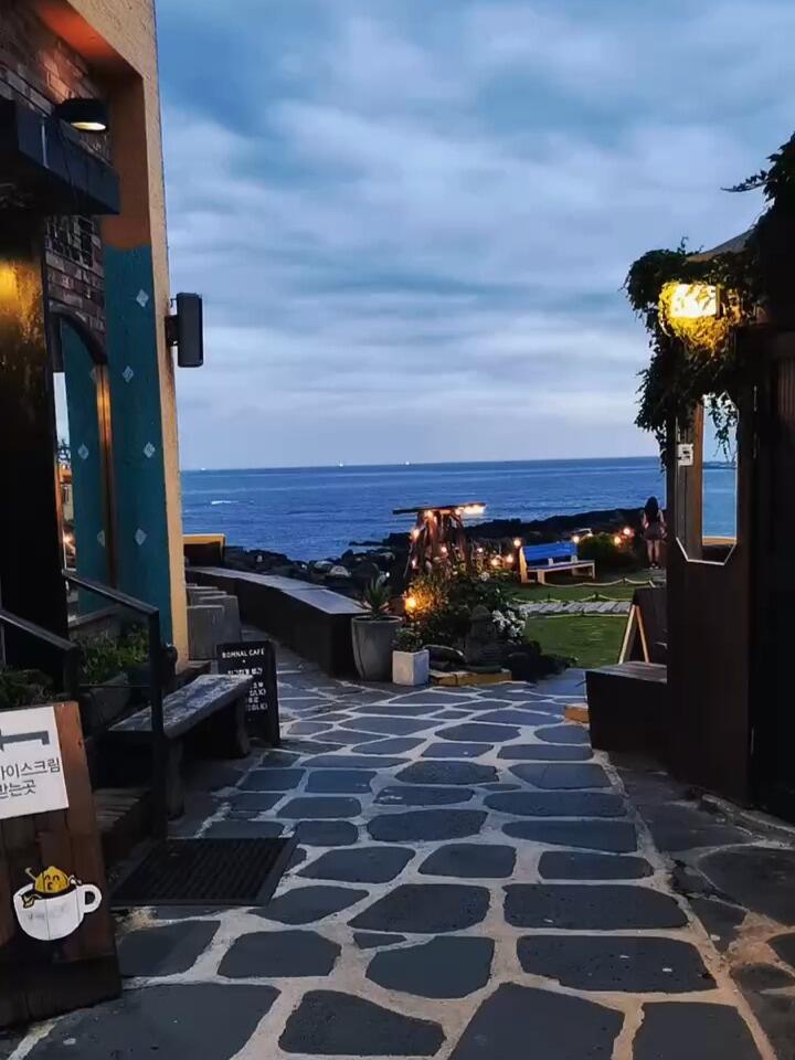 
                        ??濟州行| 途遇最美咖啡館??真的超美！打算去濟州島的朋友們，一定要去看看！白天、傍晚、夜晚都各有風情?。旁邊還有透明船可以劃哦??，海邊全是火山巖，拍照超有濟州島特色??。附近還有很多海邊韓餐店，絕對值得一試！離機場大約半小時車程，交通非常方便??。地址：??? ???1? 25#濟州島旅行 #濟州島咖啡店 #濟州島旅行攻略 #濟州島西線 #濟州島探店 #韓國旅行攻略