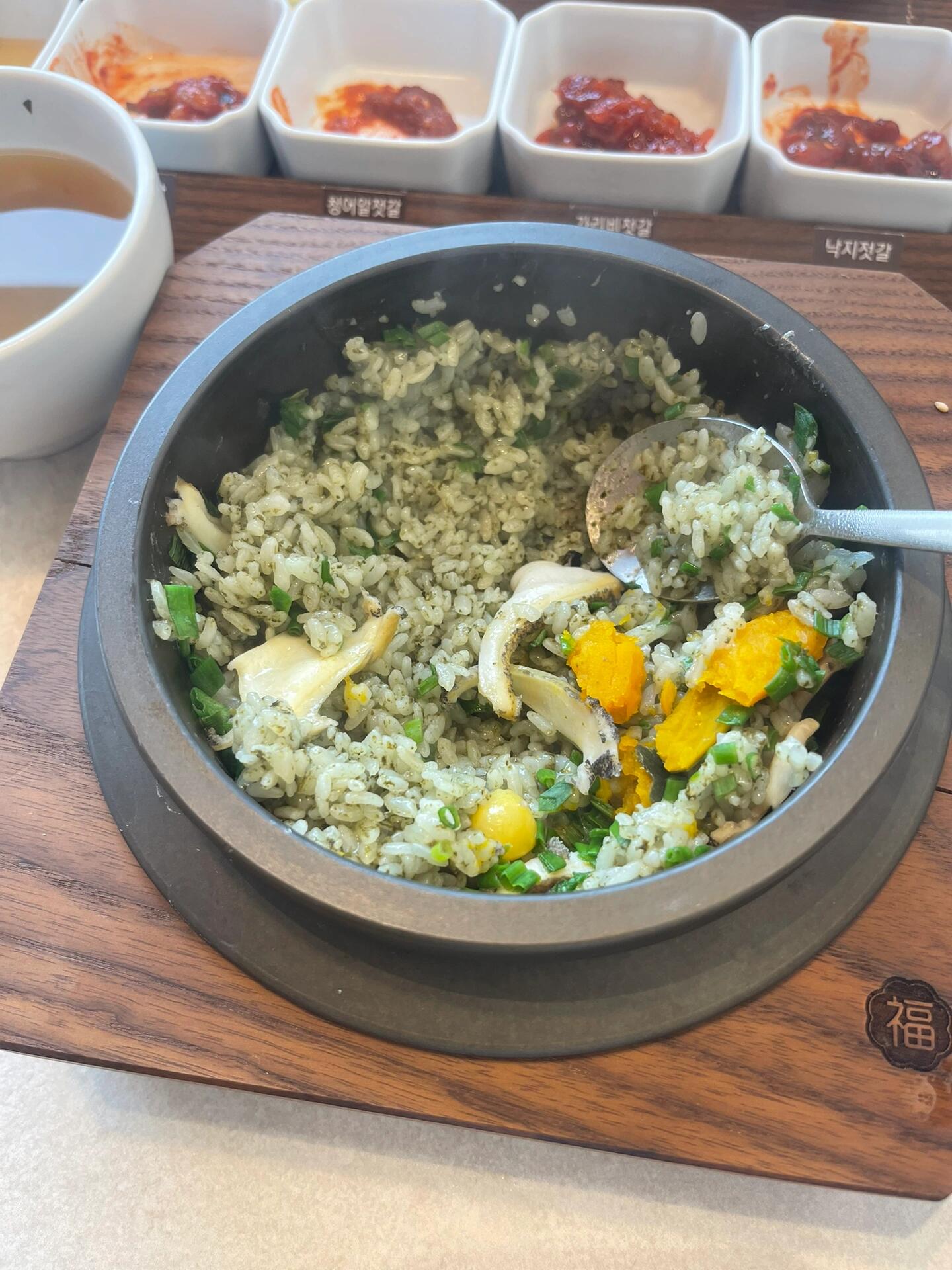 
                        慶州鮑魚拌飯這個還行，吃點熱乎的吧！我這中國胃真受不了天天吃冰?? #韓國小眾旅行地 #慶尚北道 #韓國料理 #慶州美食 #鮑魚拌飯 #韓國美食探店