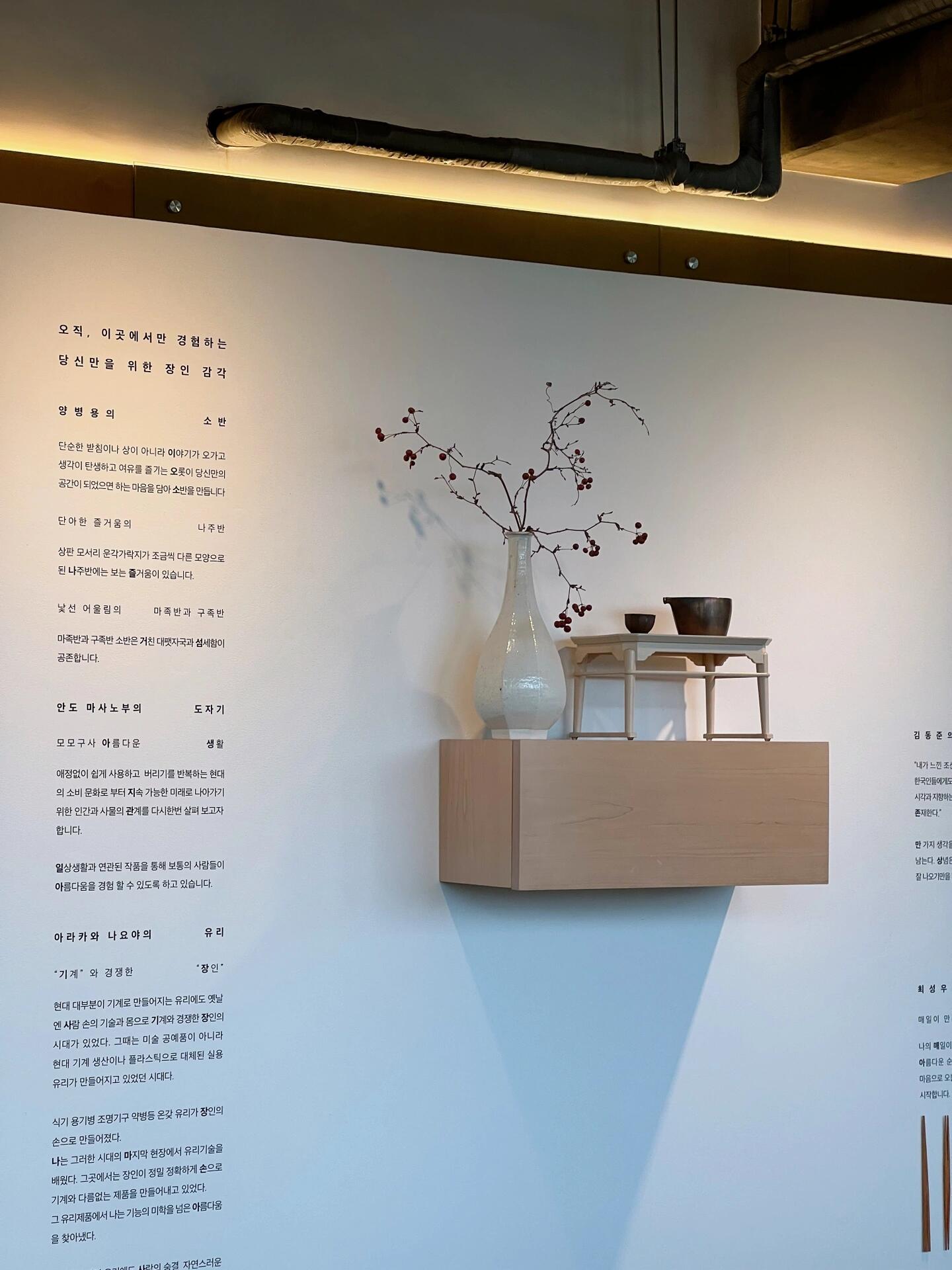
                        首爾探店????恩平韓屋村咖啡廳1?1?周末去了首爾北邊的恩平韓屋村，位于北漢山的山腳下。這家咖啡廳大概是那里最有名的了，從1層到6層都是咖啡廳。2樓的位置是在1樓點單，感覺視野和裝潢都比較一般。4樓和5樓的裝潢比較好看，是1?1?，要求每個人點一個飲料+甜品的套餐。座位也有那種韓式席地而坐的，每個人會有一個小桌子。6樓還有一個露臺，正好可以眺望山下的韓屋村。甜品有四種韓式傳統(tǒng)的年糕，真的特別適合拍照??，味道和路邊年糕店或者地鐵站里買的差不多。還有胡蘿卜蛋糕、蛋撻、蘋果派這些，每個套餐價格在1w3-1w5左右。??1?1?- ?? ??? ??? 534 4?/5?- 11:00-21:00（周一休息）- 地鐵3號線???? 換乘公交/打車#韓國咖啡廳 #高顏值咖啡館推薦 #網(wǎng)紅咖啡廳 #甜品 #寶藏甜品店分享 #高顏值甜品店 #日常碎片PLOG #韓國留學日常 #韓國留學生 #留學韓國 #韓國旅行 #韓國吃喝玩樂 #韓國旅行攻略 #在首爾記者團 #韓國美食 #首爾旅行 #首爾探店 #首爾打卡 #首爾美食 #美食探店 #本地人愛吃的店 #周末去哪兒 #恩平韓屋村 #恩平韓屋村咖啡店 #韓屋咖啡廳