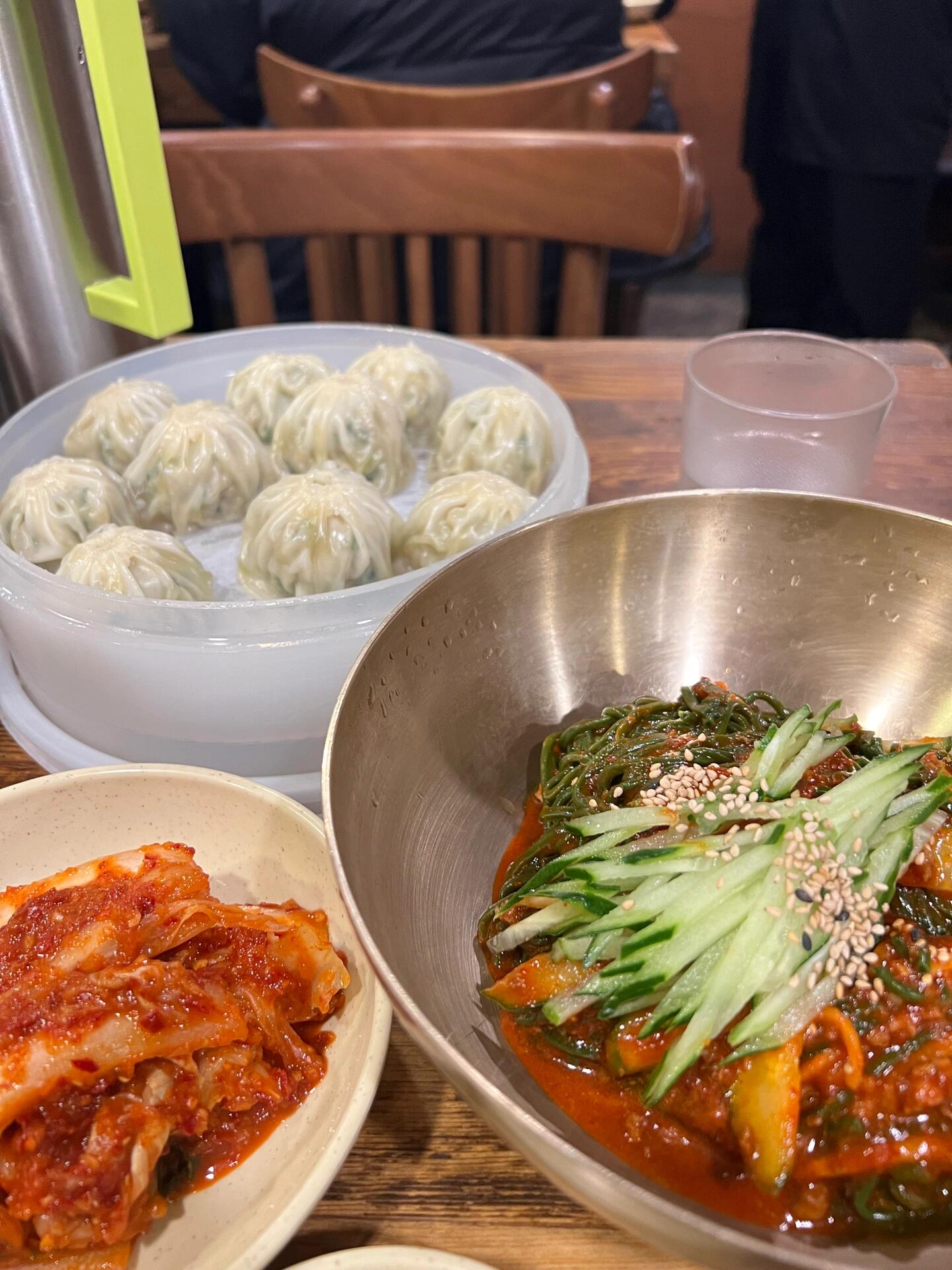 
                        ????韓國美食攻略|首爾明洞一人食（上）#旅行中的地道美食???一個新知識：????韓國很多餐廳是不接受一人堂食的。一個人去旅行，解決吃飯問題真的很費時間！整理了前陣子出游的首爾（主要是明洞附近）一人食餐廳，幫你們省省時間啦??不然真的會被很多餐廳請出來??半夜游走在首爾街頭流浪的事情，希望你們不要再經(jīng)歷一次??1??元堂脊骨湯/人均??80左右??24小時營業(yè)橙色點評可以是可以搜到噠！里面基本都是韓國本地的上班族在吃，吵吵嚷嚷蠻熱鬧的！基本都是10000韓元的各種湯飯，是當?shù)厝说娜粘ｏ嬍常塍w驗正宗韓餐的值得一去！我點的是最經(jīng)典的泡菜排骨湯，泡菜湯里燉著一根巨大的排骨，已經(jīng)燉得酸辣入味，配上清爽厚實的巨大豆腐塊。有點子理解為什么寒國人這么熱衷湯飯了，是真的很下飯啊！有同伴的真的可以嘗試一下土豆脊骨鍋（2人份起），真的是我的傳統(tǒng)韓餐之光！2??明洞餃子/人均??110左右??10:30-20:30（最后點餐）橙色點評可搜！連續(xù)多年被評為米其林餐廳，正值飯點的話會有很多人排隊，可以稍微避開一下。特色就是類似包子一樣的餃子，和各種各樣的面條。??店內(nèi)有標示，所有人進店必須每人消費一碗面條，不可以只點餃子，也不可以多人分吃一碗面。看在它是米其林的份上，暫時忍一下吧…有一說一，我點的拌冷面味道確實可以，餃子皮薄餡大湯汁飽滿。對于米其林餐廳來說，價位值得嘗鮮，但確實不如國內(nèi)各種面食口味豐富。文中價格以我當餐一人消費為標準，多人同行肯定更實惠啦～篇幅有限，請移步主頁查看下一篇哦????3??咸草醬蟹4??新堂洞年糕#首爾 #首爾探店 #首爾美食 #明洞 #明洞美食 #一人食吃什么 #首爾一人食 #明洞一人食 #韓餐 #探店 #韓國美食 #明洞餐廳 #一人食 #獨自旅行 #小吃