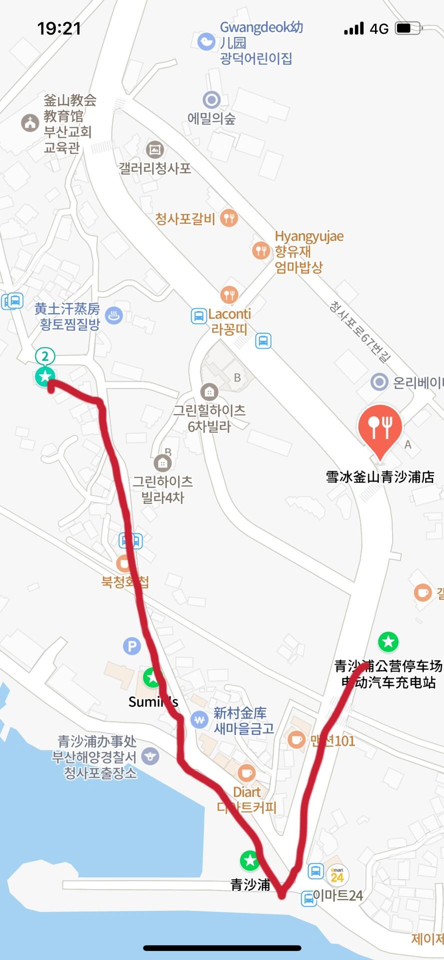 
                        釜山行釜山一日游，陽光和海風相伴，真的超舒適，愛了??整理一下釜山海云臺一日的路線：釜山站-海云臺天空膠囊車站，1003公交可直達，從釜山站上車，尾浦站下，時間大概一小時左右。1003路車會經(jīng)過海云臺海水浴場，可以下車玩會兒，感受一下太平洋的海水??。從海水浴場到尾浦的公交很多，可隨意選擇。天空膠囊小火車??一定要提前網(wǎng)上訂票，我是出發(fā)前3天預定的。從尾浦-清沙浦方向的小火車只有中午11點的選項了（這個時間點挺好，但大中午在車里真的好熱??）。另外，尾浦-青沙浦方向的火車是外圈拍照更出圈，所以這個方向的車票更難約。小火車行程將近30分鐘左右。青沙浦站下車，出站后直接可到達青沙浦最佳拍照機位??，如果有小火車經(jīng)過，分分鐘可拍出釜山小鐮倉的感覺（地圖上標注的充電站）。拍完小火車后朝著大海方向走，在海邊紅色燈塔附近拍拍照，吹吹海風。下午飯點時間我們?nèi)コ粤诵忝艏业暮ｕr燒烤，強烈推薦！????從秀敏家出來以后我們一路往山上走，路過一個cafe，是ins上超火的一家cafe，我們在里面喝了個下午茶，發(fā)呆，繼續(xù)拍小火車。多巴胺色的膠囊火車真的太出片了。（圖一地圖路線）下午茶??時間結(jié)束后，從青浦站步行走回了尾浦。因為海邊棧道修路的原因，我們被迫走了一段山路，但卻也剛剛避開了陽光的暴曬，山林中穿行空氣清新且舒適。（圖二地圖路線）時間大概45分鐘左右。最后回到尾浦將近下午5點，繼續(xù)坐1003回釜山站，趕7點往首爾的高鐵??。釜山行流水賬，很流水，但釜山真的比首爾好太多！??#釜山行 #釜山 #釜山旅行 #國慶節(jié)旅游 #韓國 #海云臺 #天空膠囊小火車 #青沙浦 #海鮮燒烤 #旅行攻略