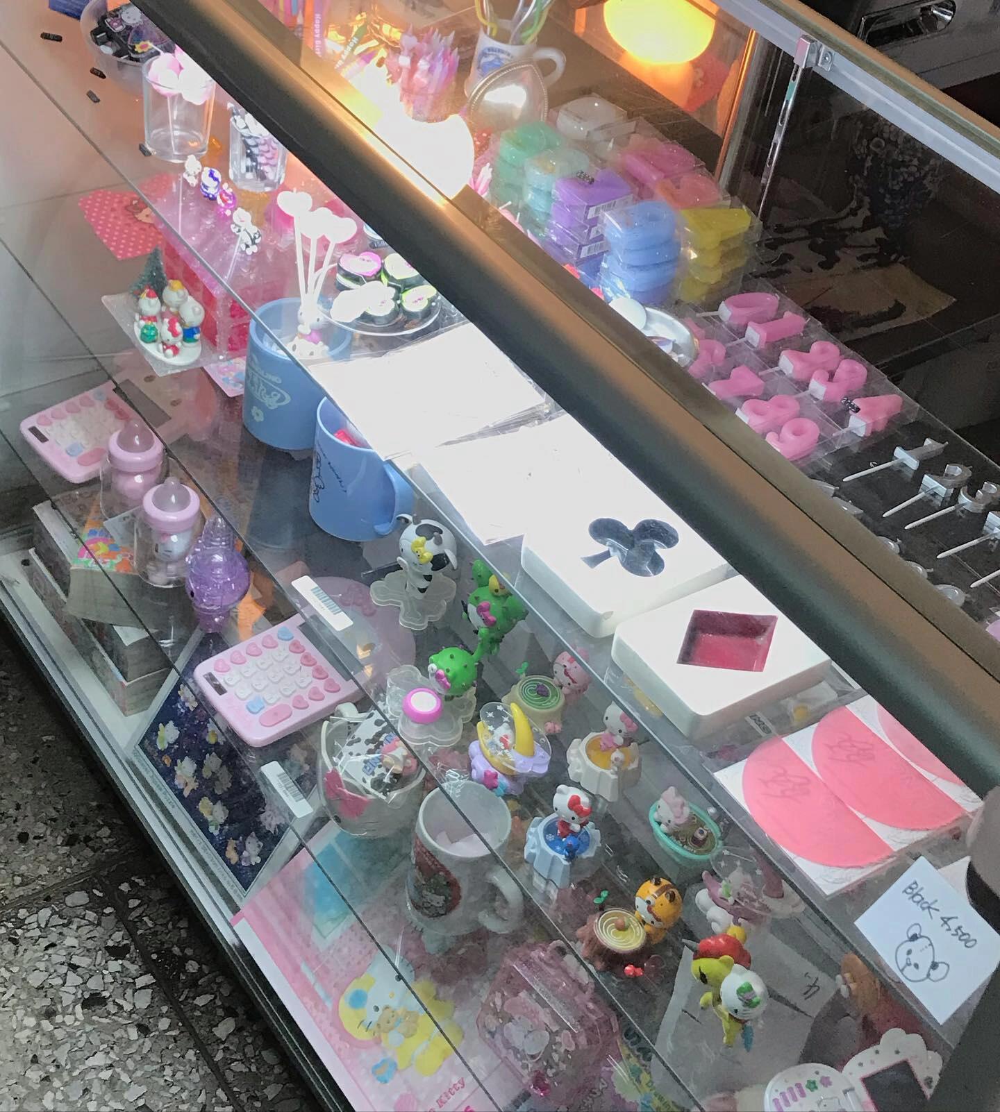
                        首爾探店｜Y2k風格蛋糕店 lingling ??這家環(huán)境超有個性，有點像復古網(wǎng)吧的網(wǎng)紅蛋糕店，真的超級Y2k風！#韓國咖啡店 #首爾探店 #首爾網(wǎng)紅店 #Y2k風格