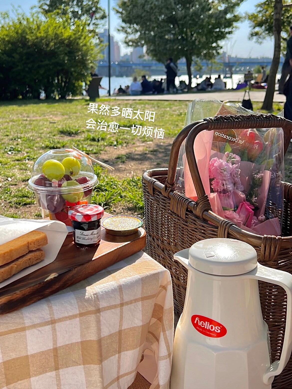 
                        ????plog.陽光滿滿的日子適合野餐????終于在炎熱夏天之前，安排上了野餐啦！這次野餐的主題就是放空、和朋友聊天、拍照??所以對食物的要求不高，沒有常規(guī)的炸雞拉面????直接是在咖啡廳選了套餐，租了美麗的野餐墊??套餐里有冰美式、三明治和水果（用來拍照的食物）????然后和朋友各自買了喜歡的小蛋糕??非常適合像我這樣的懶人??#plog #一起去野餐 #陽光燦爛的日子#首爾生活 #美好的周末 #日常碎片PLOG#首爾漢江 #今日快樂今日發(fā)