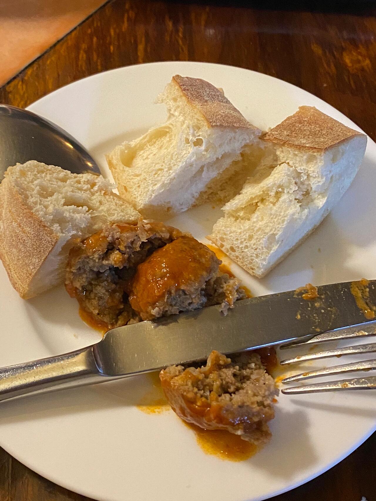 
                        ??? 梨泰院的美食探索之旅梨泰院不僅是韓國的文化熔爐，也是美食天堂！最近探索了幾家異國料理店，真是讓人驚喜連連！??????? ?????（西班牙俱樂部）地址：?? ??? ???? 216 1?營業時間：12:00-22:00?? 必嘗美食：- ??? ????(Paella de Mariscos) 3.9海鮮焗飯采用蟹肉湯烹飪，海鮮豐富，味道略咸，搭配紅酒絕配！??- ???? ?? ??? ?? ?????? ??? (Albondigas con Salsa Chorizo) 1.75豬?；旌先馔?，酸甜口味的湯汁，加點恰巴塔面包，碳水愛好者的福音！??????? ??????（墨西哥餐廳）地址：?? ??? ???3?? 33 1?營業時間：11:30-22:30注意事項：推薦前往2號店?? 必嘗美食：- ????(CHIMICHANGA) 15.5墨西哥玉米餅包裹牛肉和芝士，澆上特制醬汁，口感豐富！??- ????(ENCHILADA) 12.9另一款墨西哥玉米餅，內含肉、芝士和米飯，可選雞肉、牛肉或蝦。???#韓國生活 #韓國料理 #梨泰院 #梨泰院美食 #墨西哥美食 #西班牙美食 #美食日常 #我的美食日記 #美食探店 #美食分享