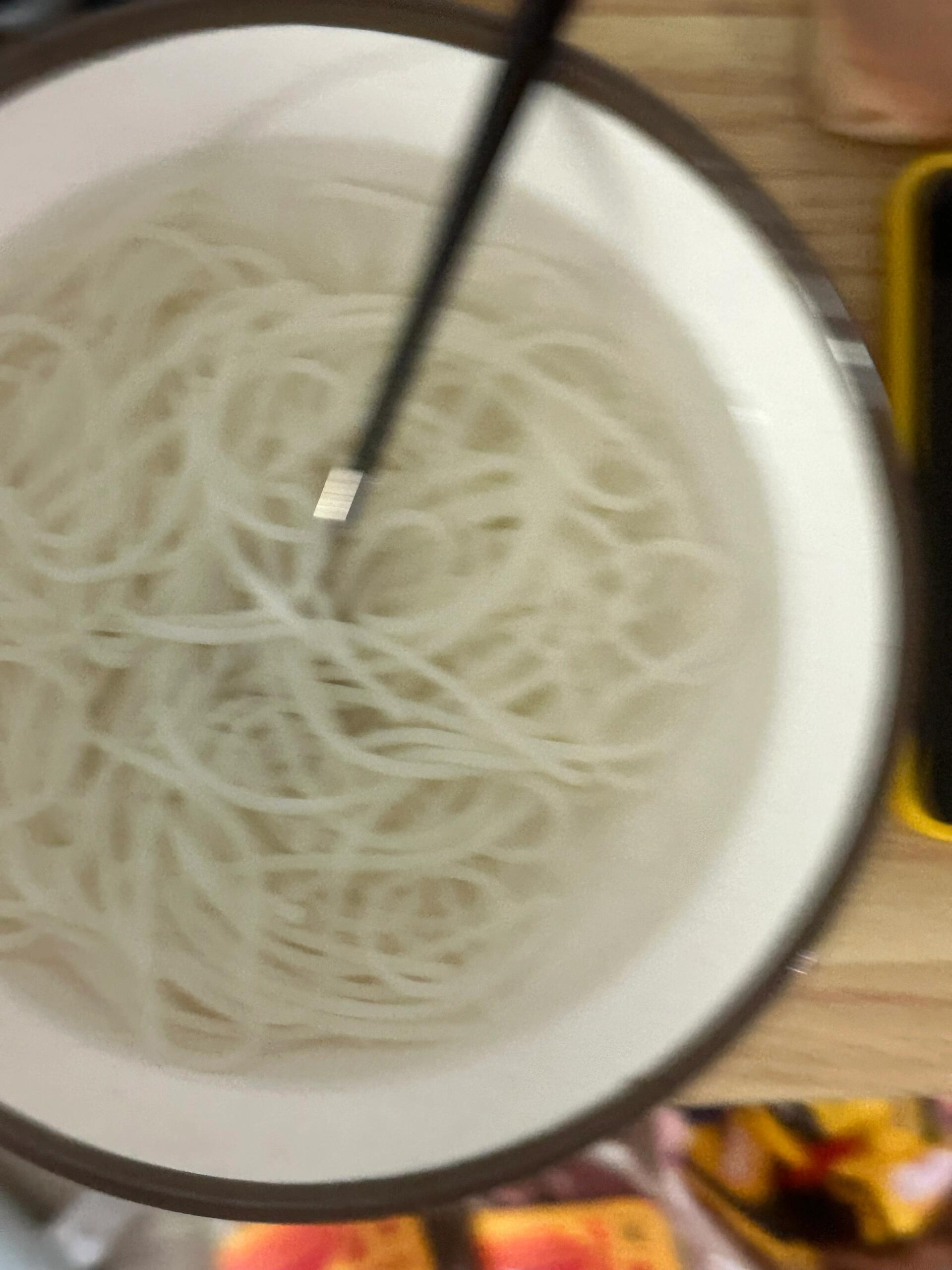 
                        大邱大學生存日記4 微波爐煮螺螄粉確實方便，不用開火，味道不大，只用洗一個碗??。煮粉之前建議先把粉用冷水泡一個小時，泡軟之后用微波爐中火叮8分鐘。粉叮軟之后把水倒掉，再加料包和純凈水，再叮5分鐘。我自己比較喜歡吃軟的，所以叮的久了一點?？梢园凑兆约嚎谖哆x擇哦！??#大邱大學 #大邱大學生存日記 #韓國大邱 #微波爐螺螄粉
