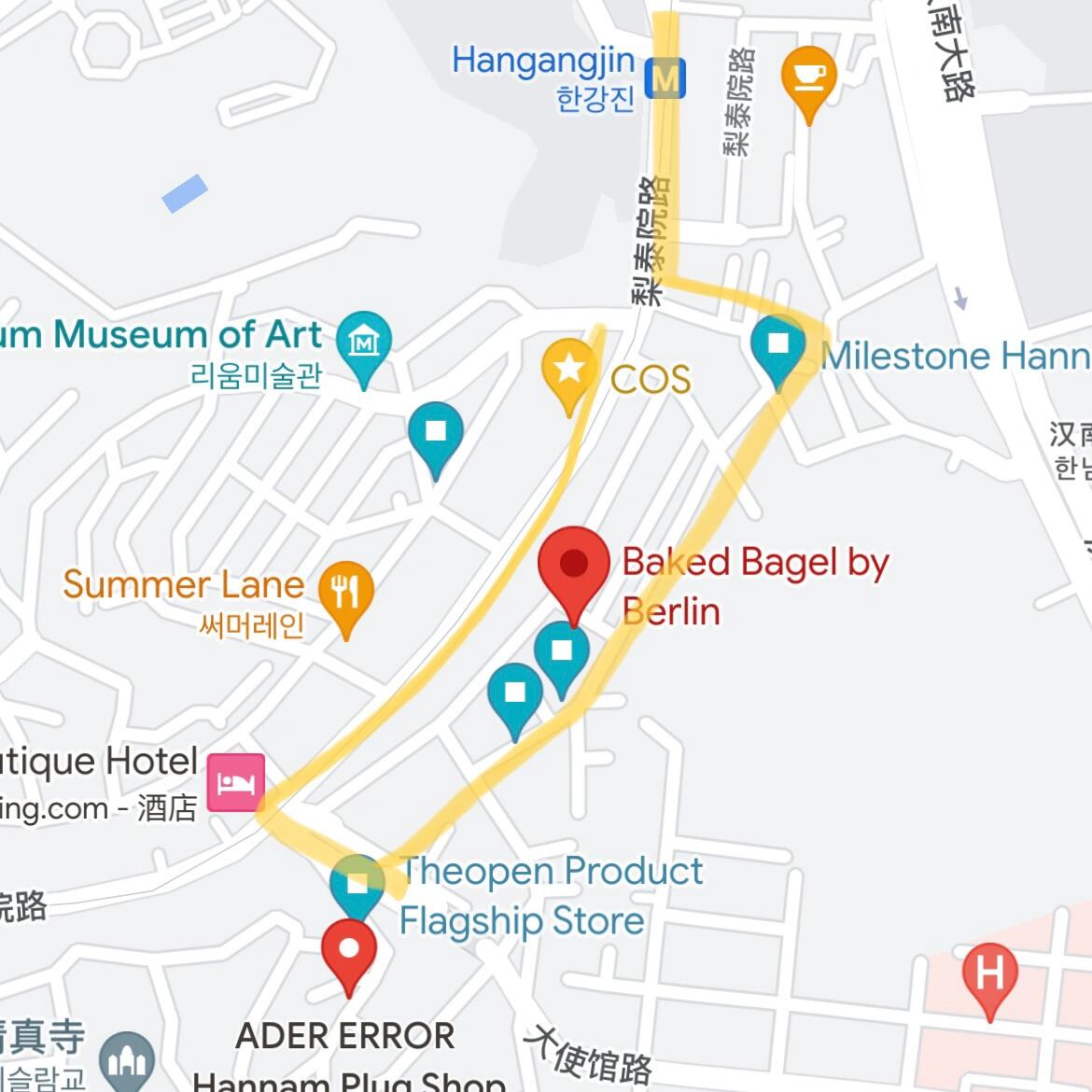 
                        ????漢南洞探店｜必排長龍的咖啡館??超贊飲品體驗漢南洞這個地方，只要是在小紅書上火過的店鋪，基本上都要排上一陣子的隊，而且很多店鋪早上都還沒開門呢，所以計劃好時間再出發吧！??（???詳情在文末）??Emis：這家店最近搬家了！大家注意別走錯地方，新店面積更大一些，主打的是帽子，時尚感滿滿的樣子。??BBB：如果你還沒體驗過倫敦博物館邊上的那種貝果店，那么BBB絕對值得一試。店內裝潢超級有格調，記得先上樓搶個好座位，再下來點你的美食吧！??Cosmic Mansion：自從看了王霏霏的vlog后就對這里念念不忘，親自去體驗了一番，果然沒有失望！香味撲鼻，甜而不膩，放在車里都是一種享受！??Milestone：要特別推薦這家的咖啡，可能是我在韓國喝過最棒的一杯（可能我見識還不夠廣??），如果想要在店里慢慢享受，可能需要耐心排隊一會兒。至于mardi、Rockfish、Marith這幾家，也是避不開的排隊大軍，真是讓人又愛又恨啊?????#漢南洞 #首爾 #咖啡館 #韓國旅行 #美食探店