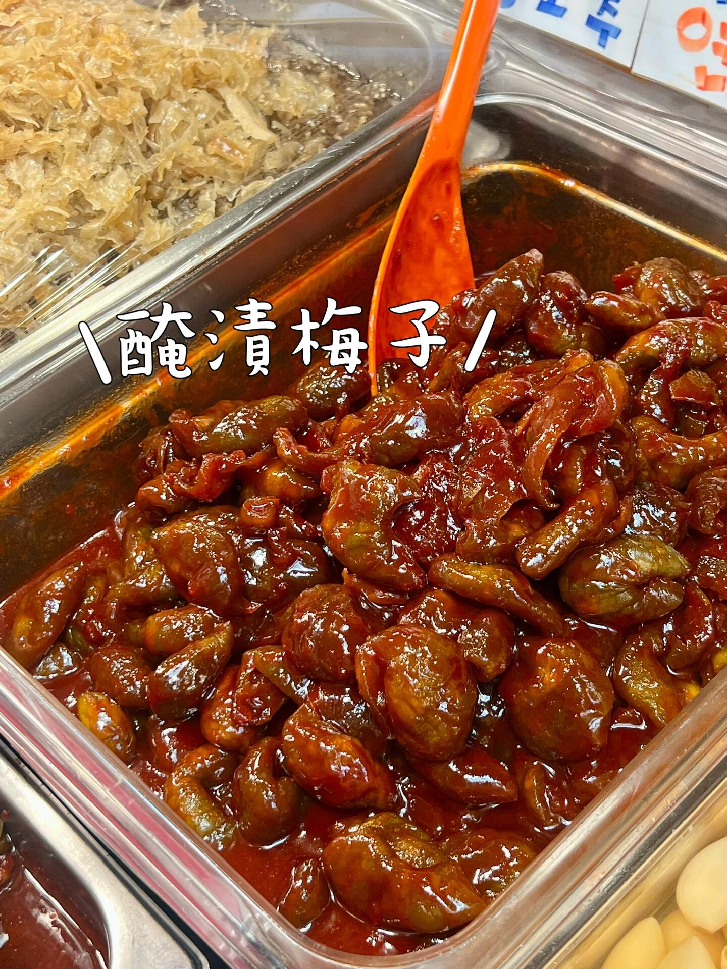 
                        ????廣藏市場必買｜70年歷史韓式小菜老店很多人來廣藏市場都想買地道小菜帶回家，今天分享一家我自己也很喜歡的小菜專賣店。這家店已有70年的歷史，從祖母那輩開始代代相傳，目前則是第三代孫女經營中??。這里提供多種地道好吃的韓式腌制海鮮小菜，每種小菜阿珠媽都會很熱情地提供試吃。而且這家店還提供免費真空包裝，非常方便??。圖片上都有中文小菜名稱供大家參考，來廣藏市場一定不要錯過這家韓式小菜！??1號線鐘路5街站8號出口步行5分鐘???????????? 海鮮小菜??小份?10000 大份?20000???? 蔬菜小菜??小份?5000 大份?10000??店名: ??洪林地址: ?? ??? ???? 88營業時間:09:00-19:00＊本原創內容未經同意，禁止轉載?#韓國日常 #韓國美食 #首爾美食 #首爾探店 #首爾生活 #吃貨在首爾 #韓國旅游 #首爾旅游 #韓國自由行 #首爾自由行 #韓國地陪翻譯 #韓國翻譯 #韓國地陪 #首爾地陪翻譯 #首爾地陪 #廣藏市場 #韓式小菜