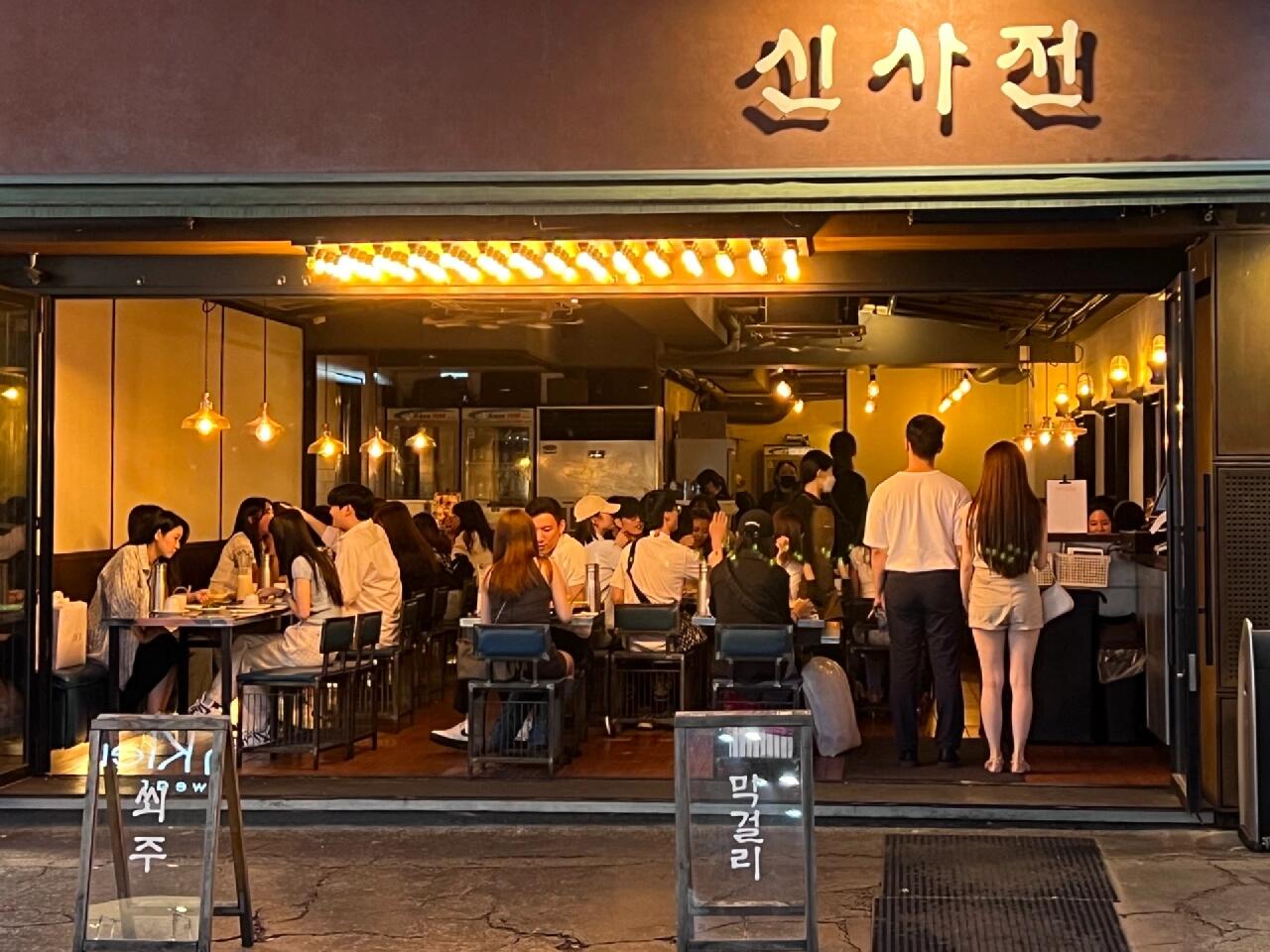 
                        ????首爾｜打卡新沙洞林蔭道的蜂蜜米酒?? Sinsajeon?? 536-3, Sinsa-dong?? 米酒+蜂蜜+煎餅超級搭配！米酒不會太甜，和蜂蜜一起泡，甜度剛剛好！超喜歡??（蜂蜜4000韓元一塊，其實兩個人可以合點一塊，因為蜂蜜真的吃不完哈哈哈哈哈）#韓國 #首爾 #林蔭道 #蜂蜜米酒 #新沙洞林蔭路 #首爾探店 #首爾美食